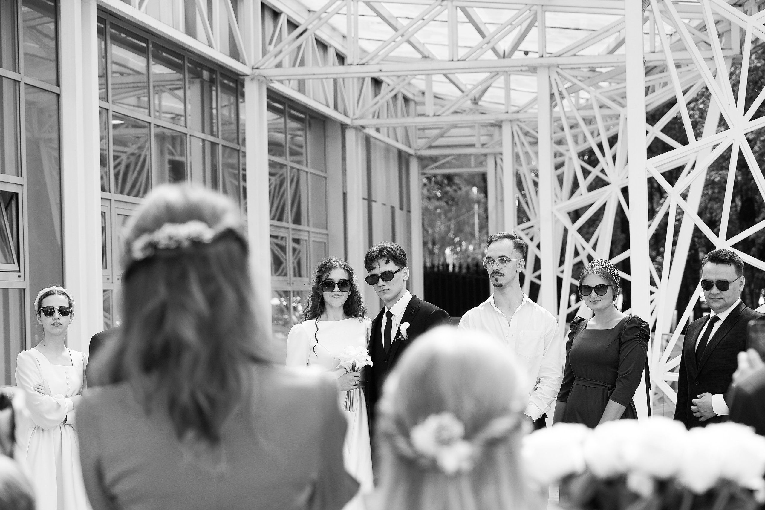 невеста и жених в солнечных очках в загсе