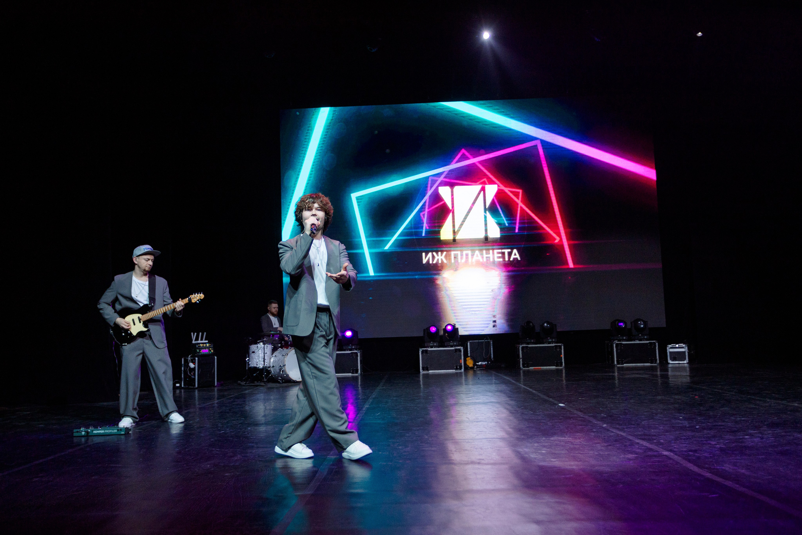 РЕПОРТАЖ: НОВЫЙ ГОД В ДК МЕТАЛЛУРГ. Профессиональный фотограф в Ижевске Леша Петров