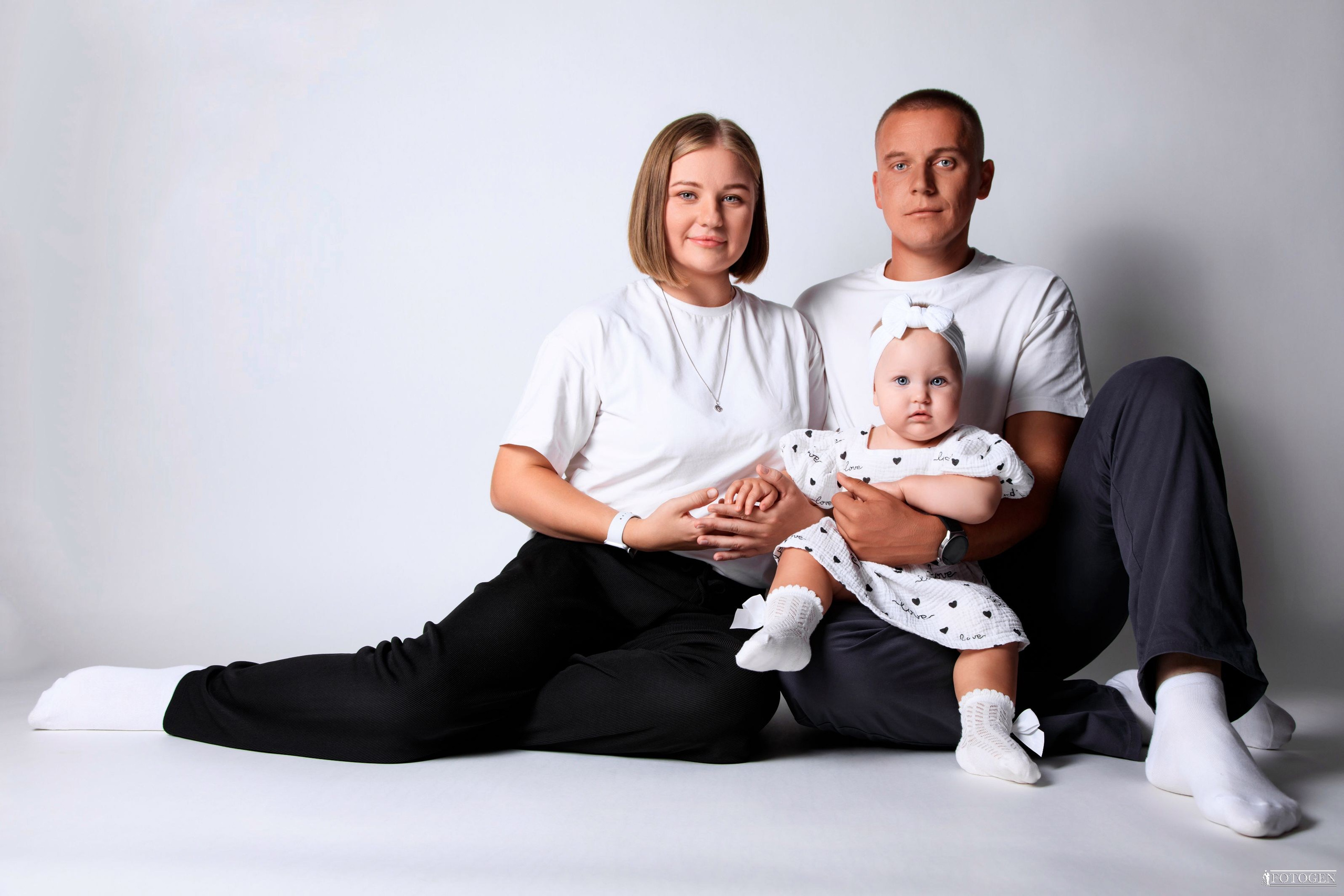 Семейная фотосессия: мама, папа и малыш | Портфолио Fotogen. Интерьерная фотостудия FOTOGEN г. Краснодар