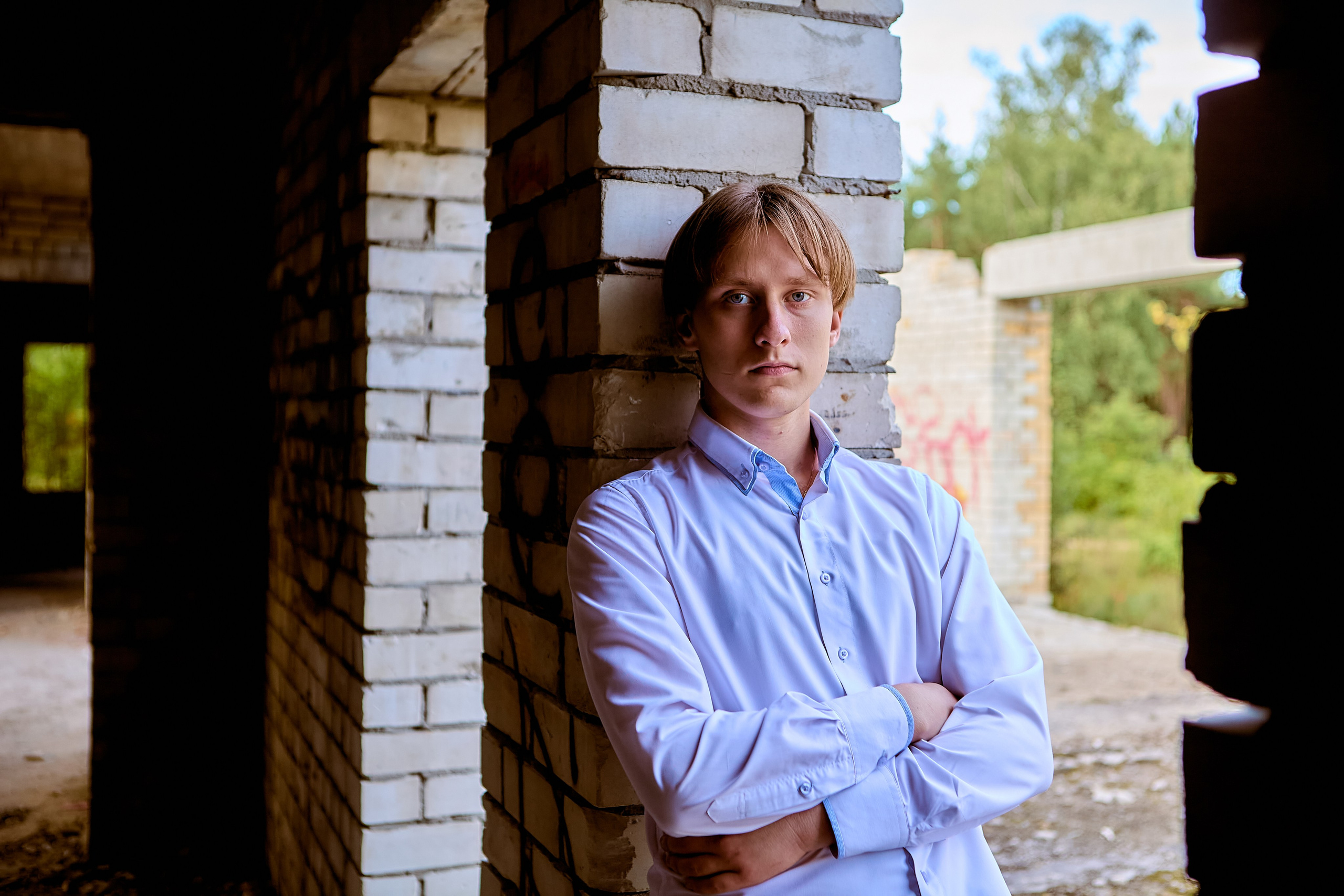 В заброшенном здании фотосессия для выпускников