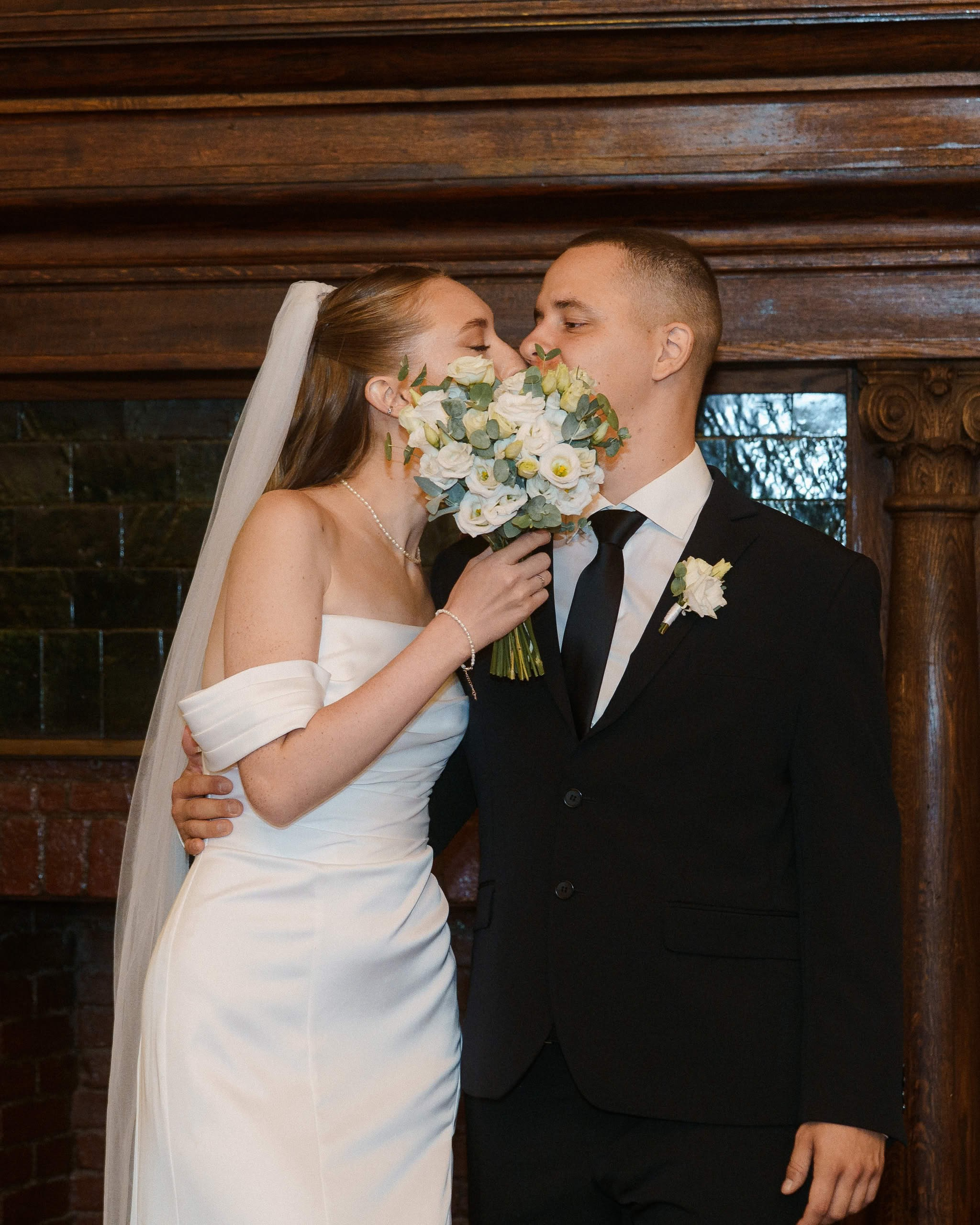 Анна и Илья после регистрации в ЗАГСе Петроградского района — свадебный портрет