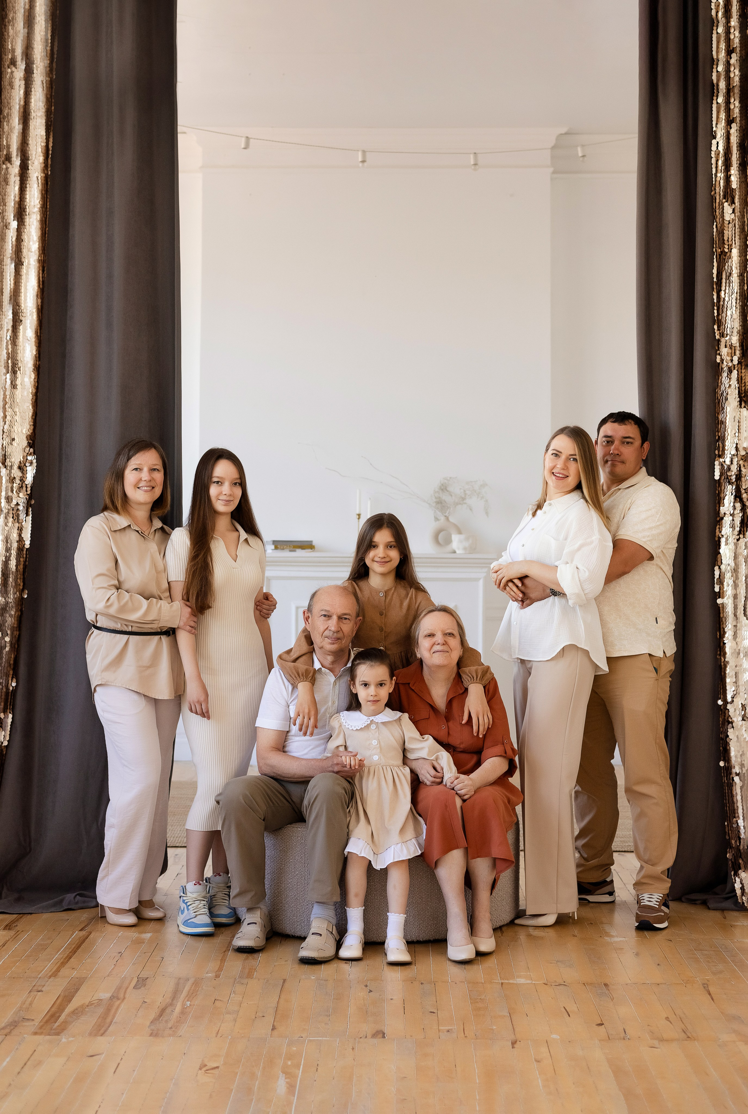 Съемка большой семьи в студии SVET. Семейный фотограф в Екатеринбурге Маргарита Курносова