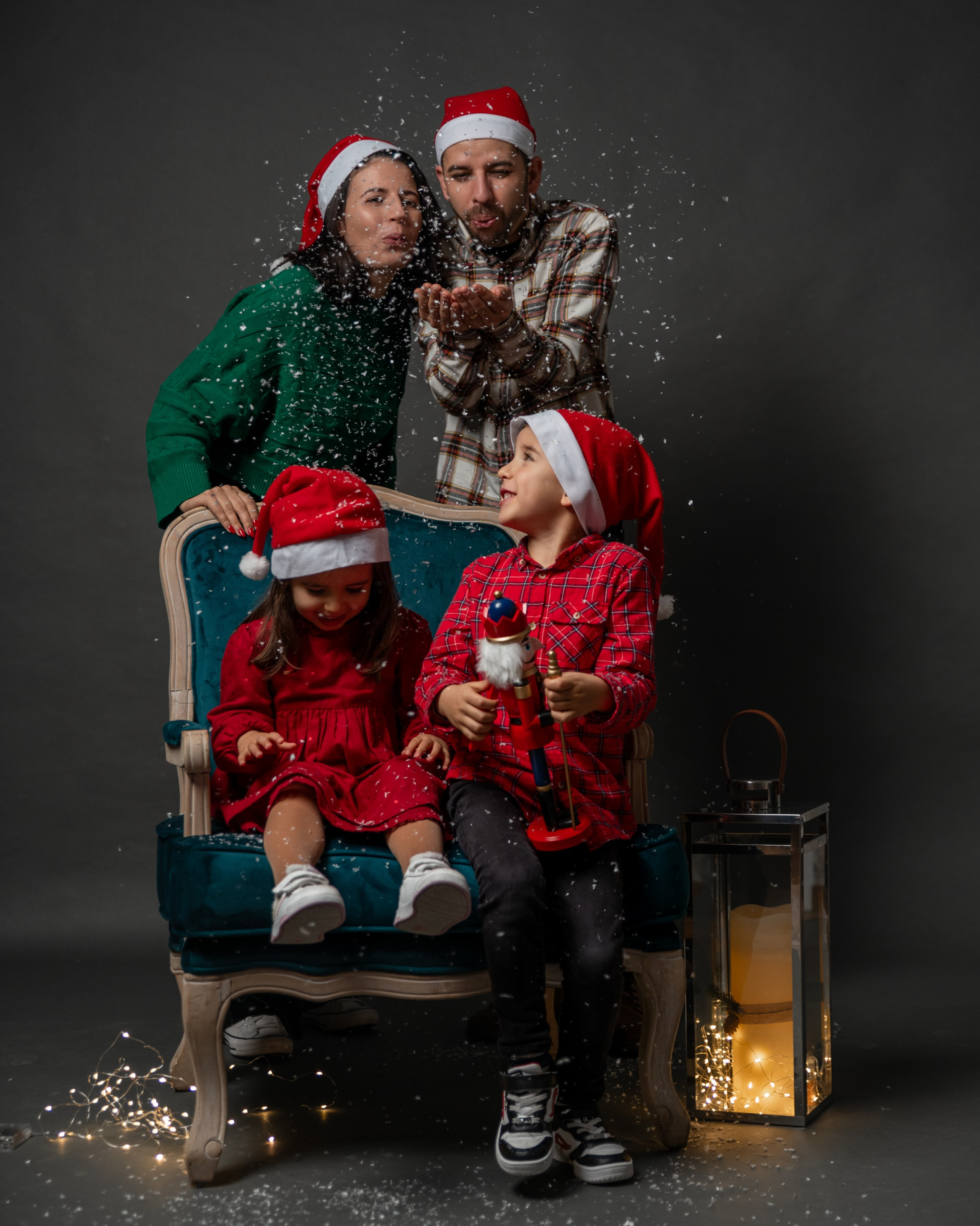 CATIA AND HER FAMILY. Anastasiia Antoniuk portrait, family and couple photographer, Portugal