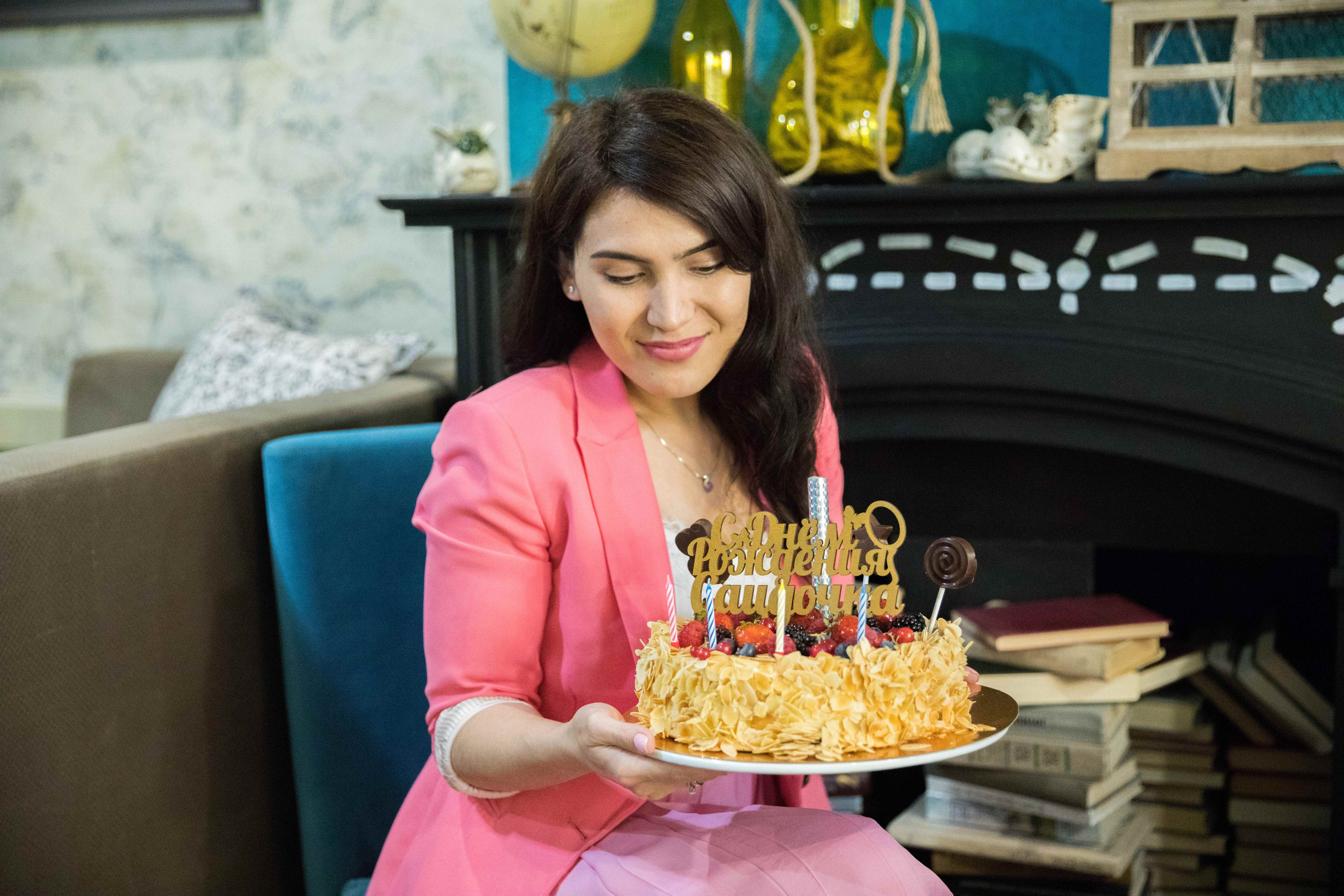 Детская фотосессия с красивым тортом