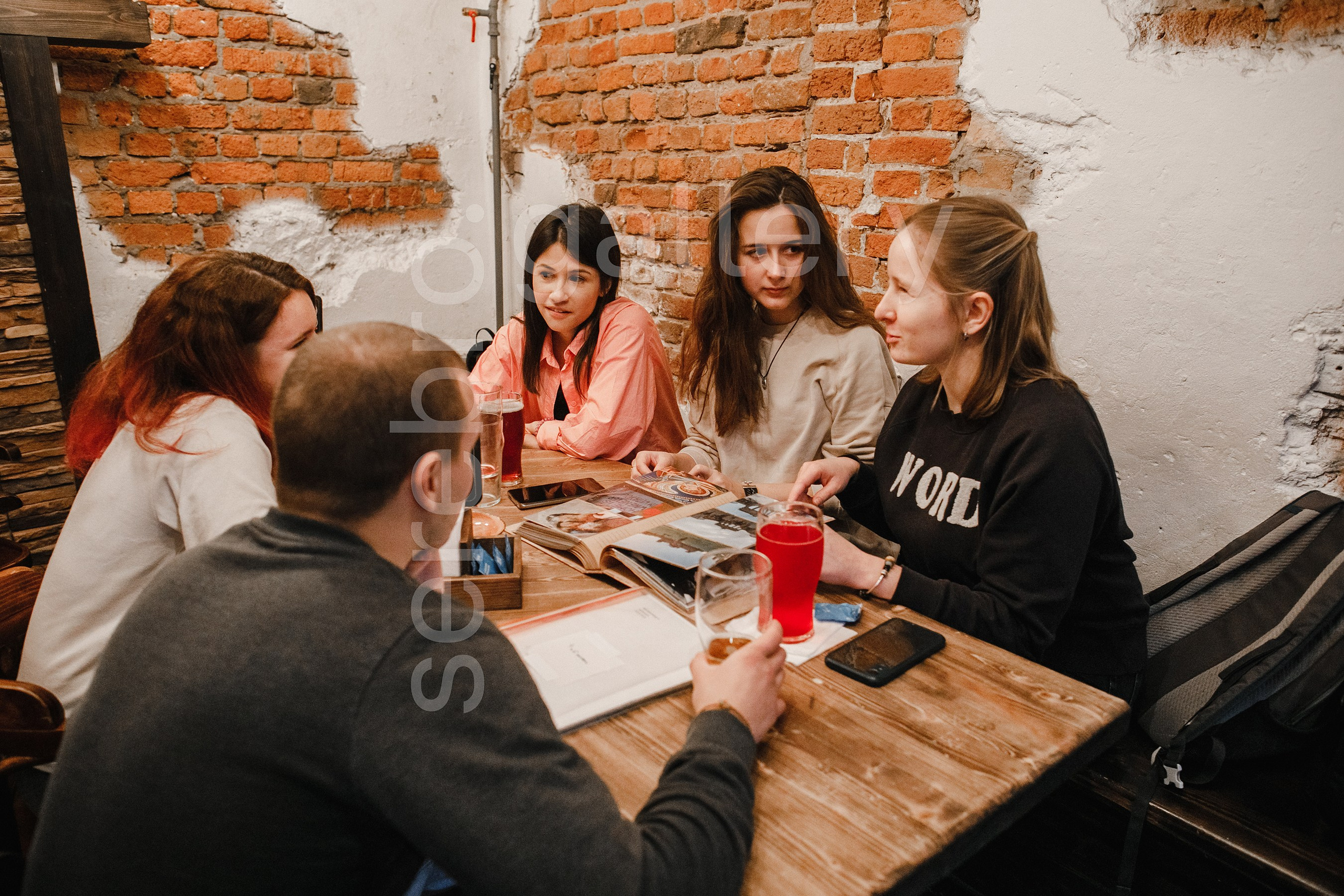 09.10.2022 // Альбомная встреча. Фотовыставки serebro.gallery, в которых автором можешь стать ты! | Москва