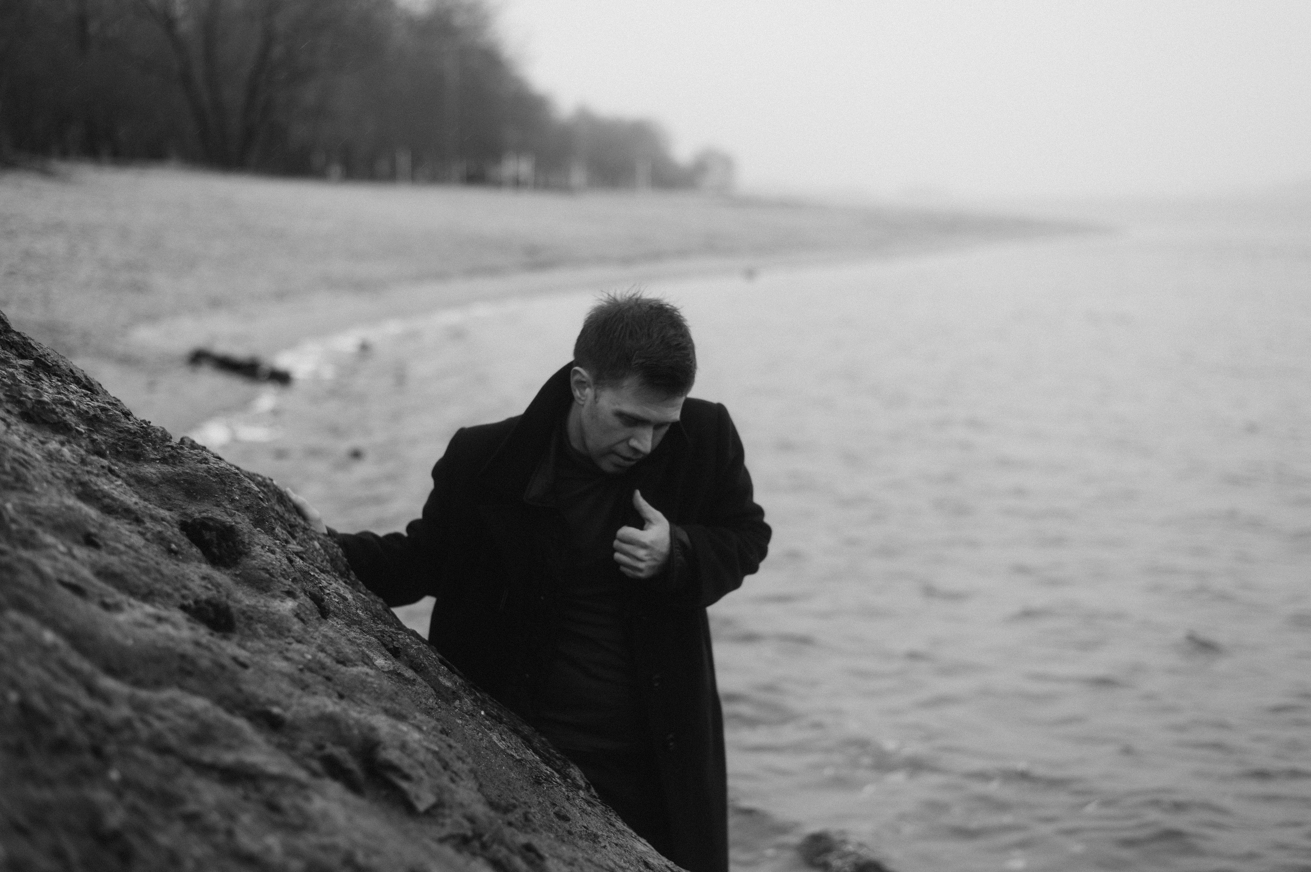 Арсений, пасмурная вода в осени. Свадебный фотограф в Ярославле Денис Медоваров