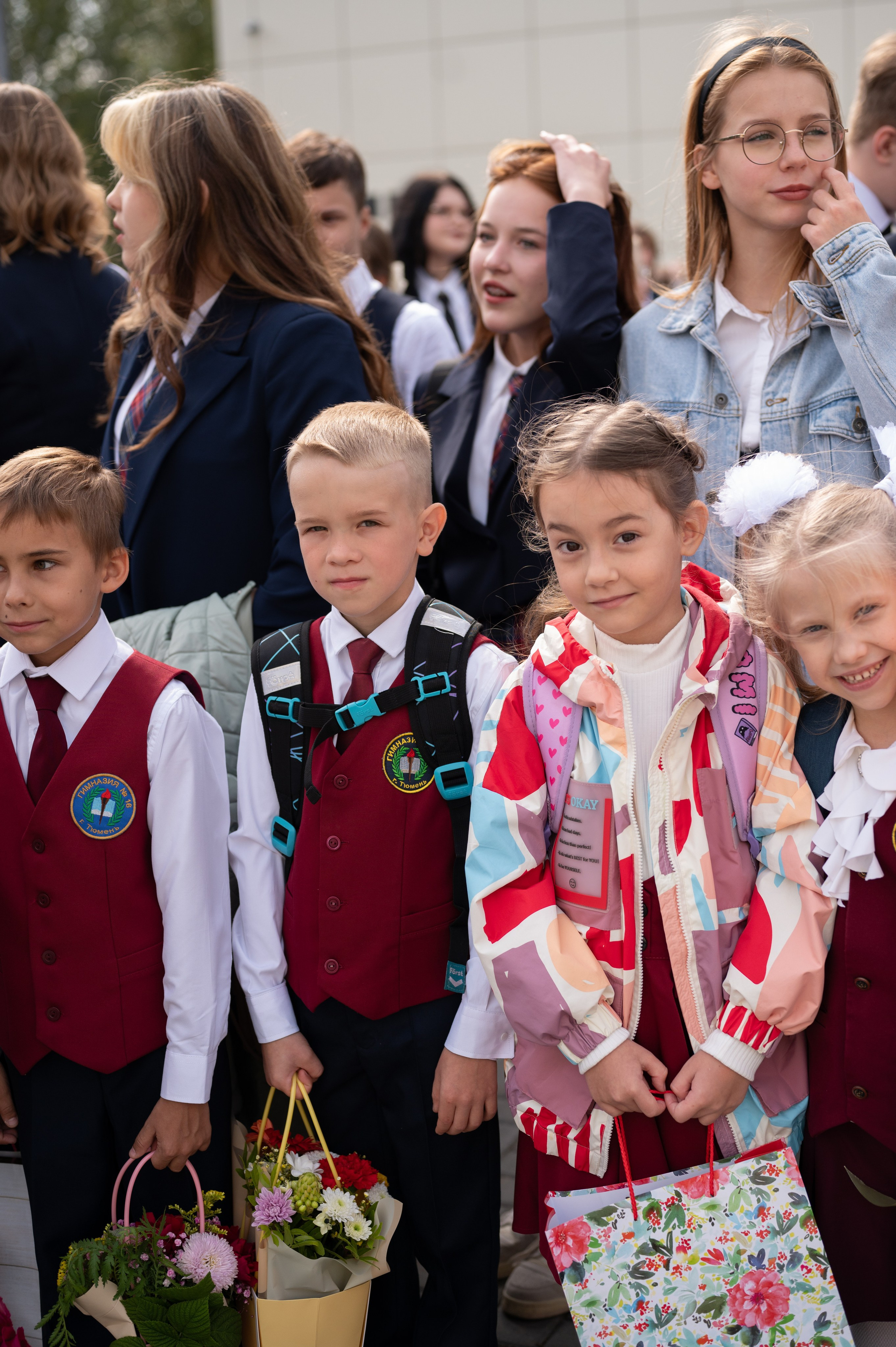 1 сентября 16 гимназия 2 класс (линейка + в классе+ на улице). Фотограф новорожденных, семейный детский в Тюмени Татьяна Морозова