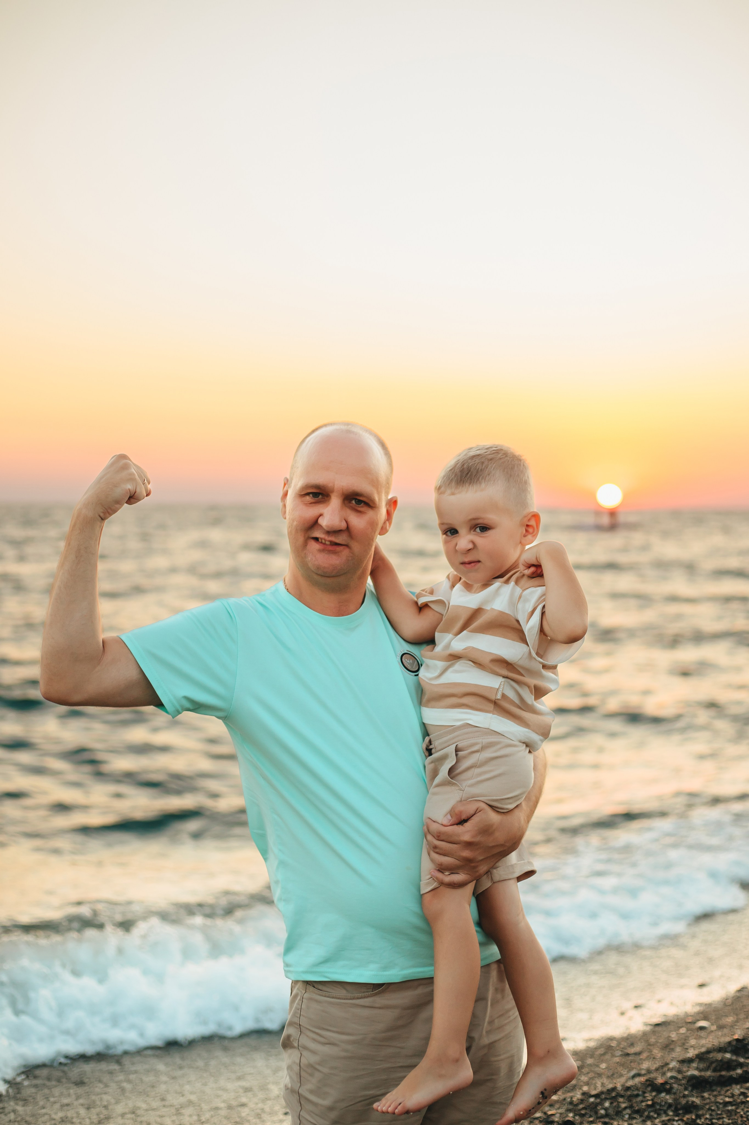На берегу моря. Семейный и свадебный фотограф Сочи Адлер Сириус Красная поляна