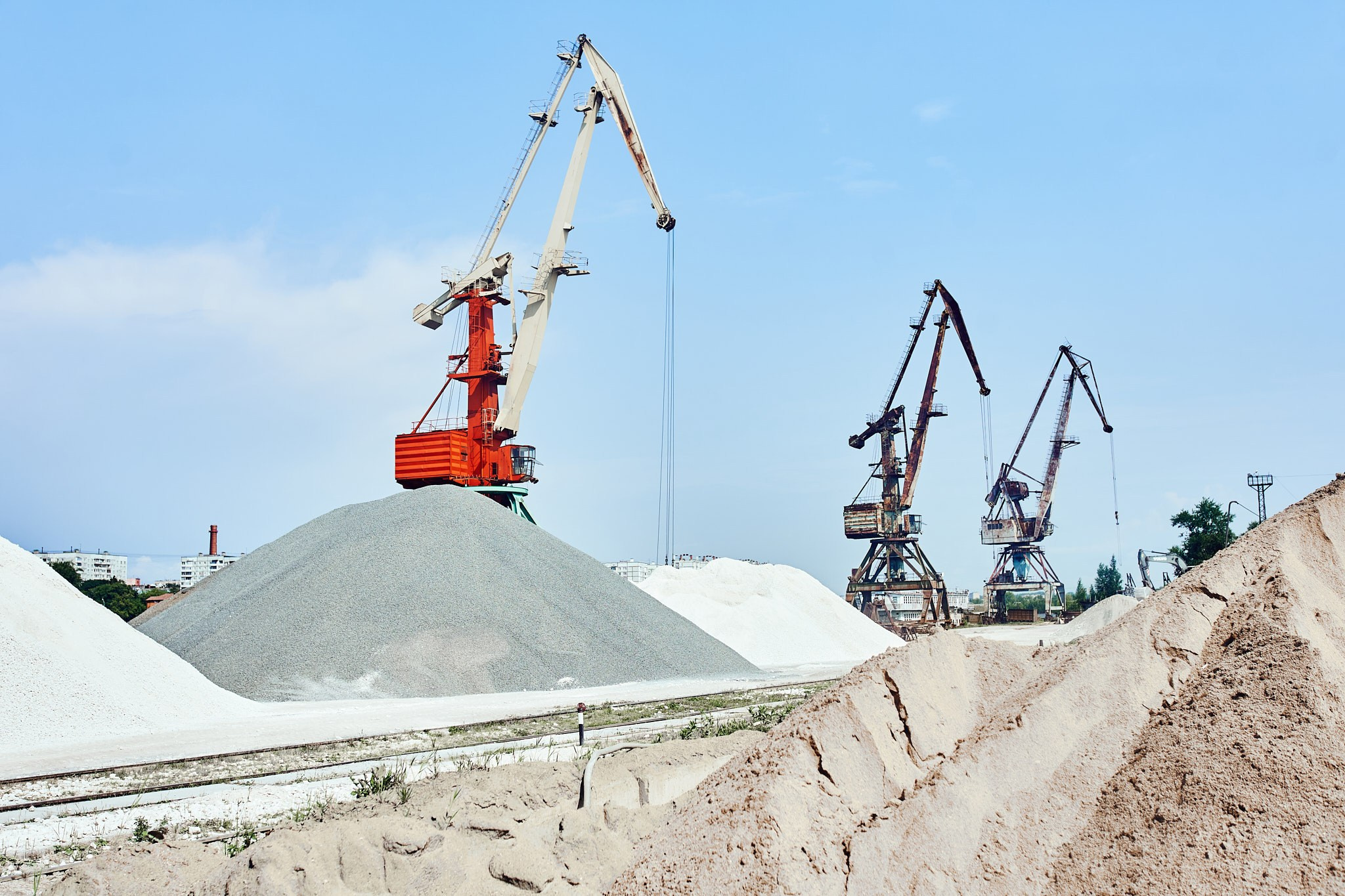 Промышленная зона, погрузка и разгрузка песка