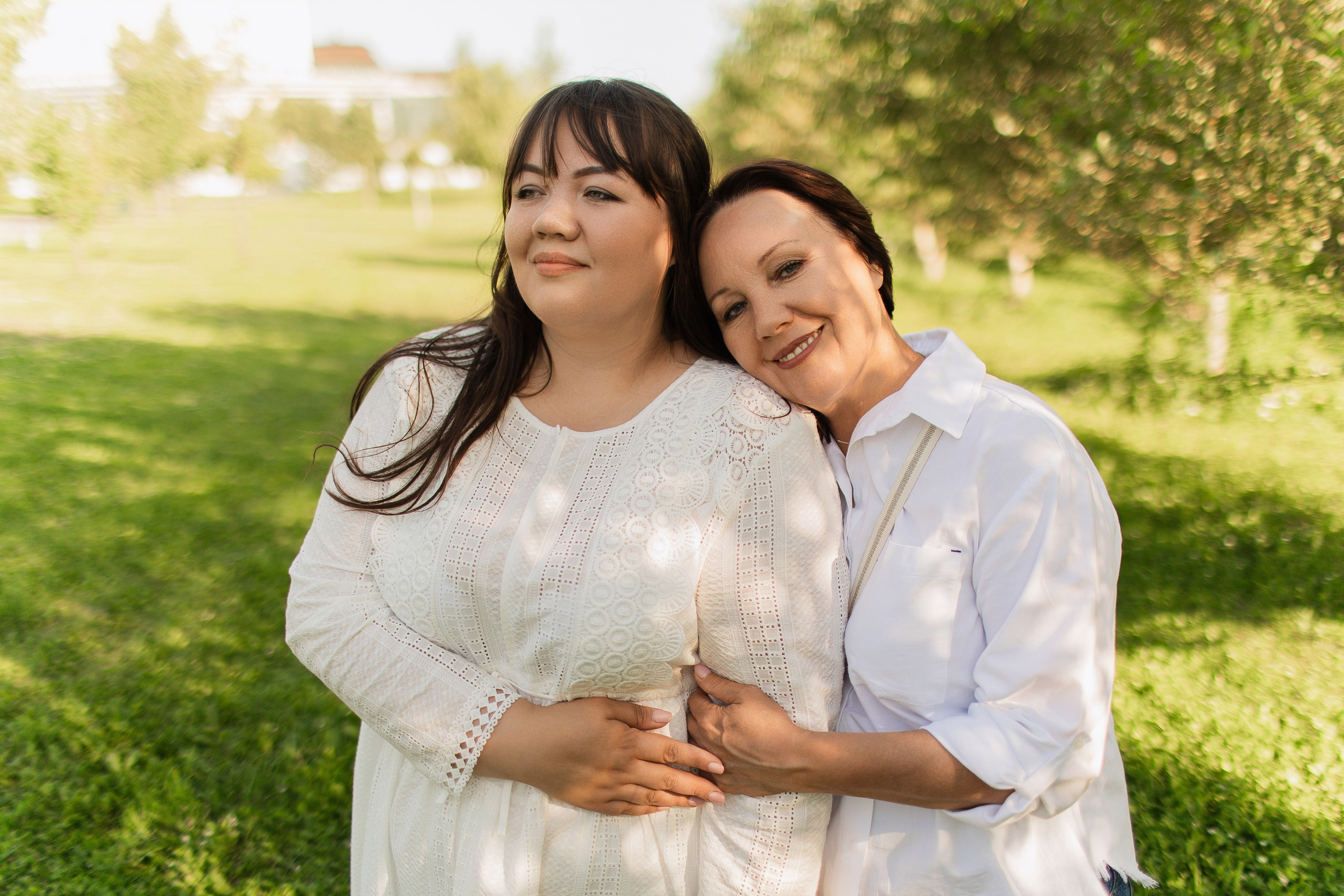 Летний день в парке. Семейная съемка — это красивый способ признаться своей семье в любви