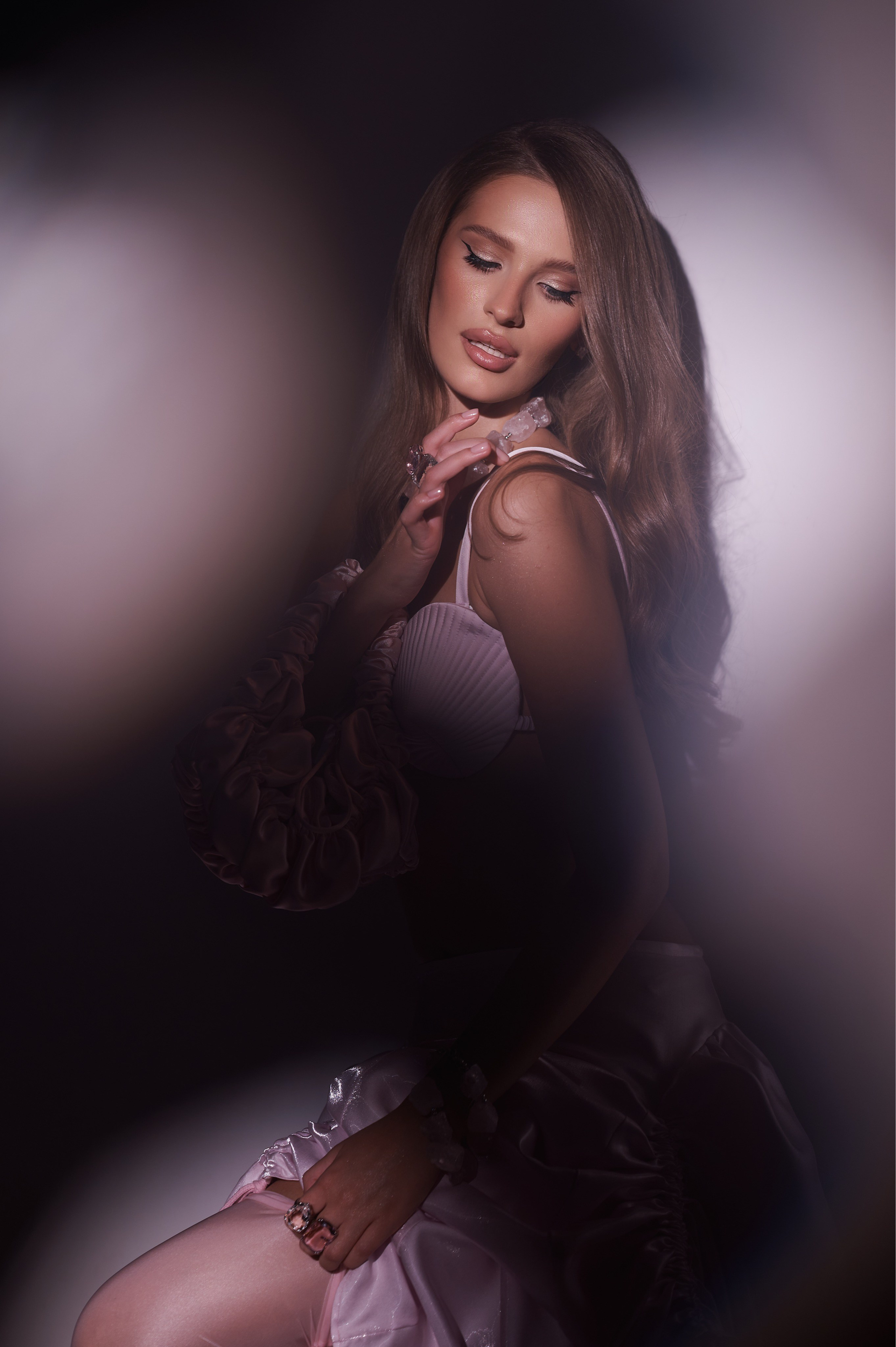 Индивидуальная женская фотосессия с искусственным светом