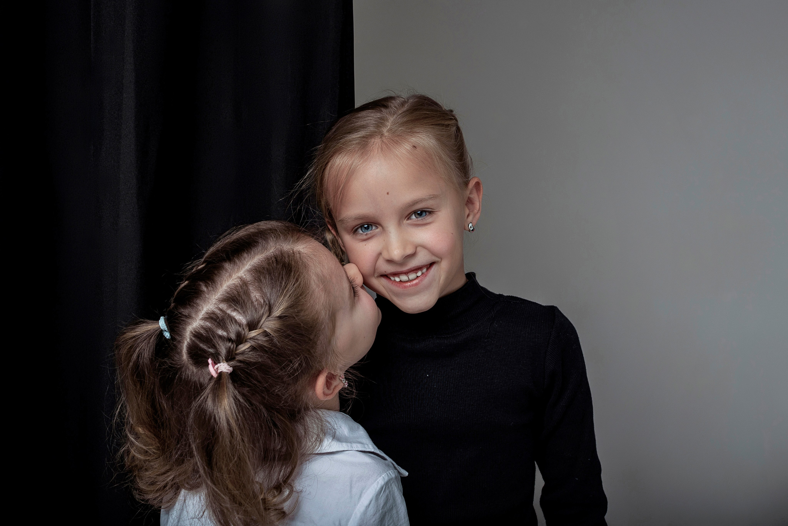 Детская фотосессия сестёр в Сочи. Детский студийный фотограф Сочи