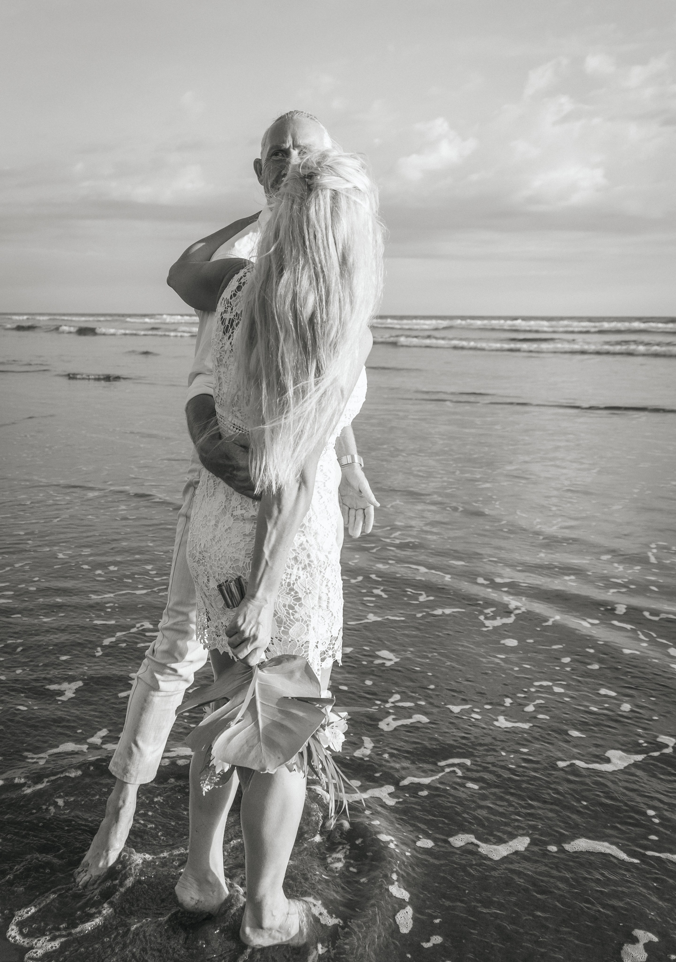 Ocean lovely moments. Family, portrait, content photo in Costa Rica Evgeniya Besprozvannykh