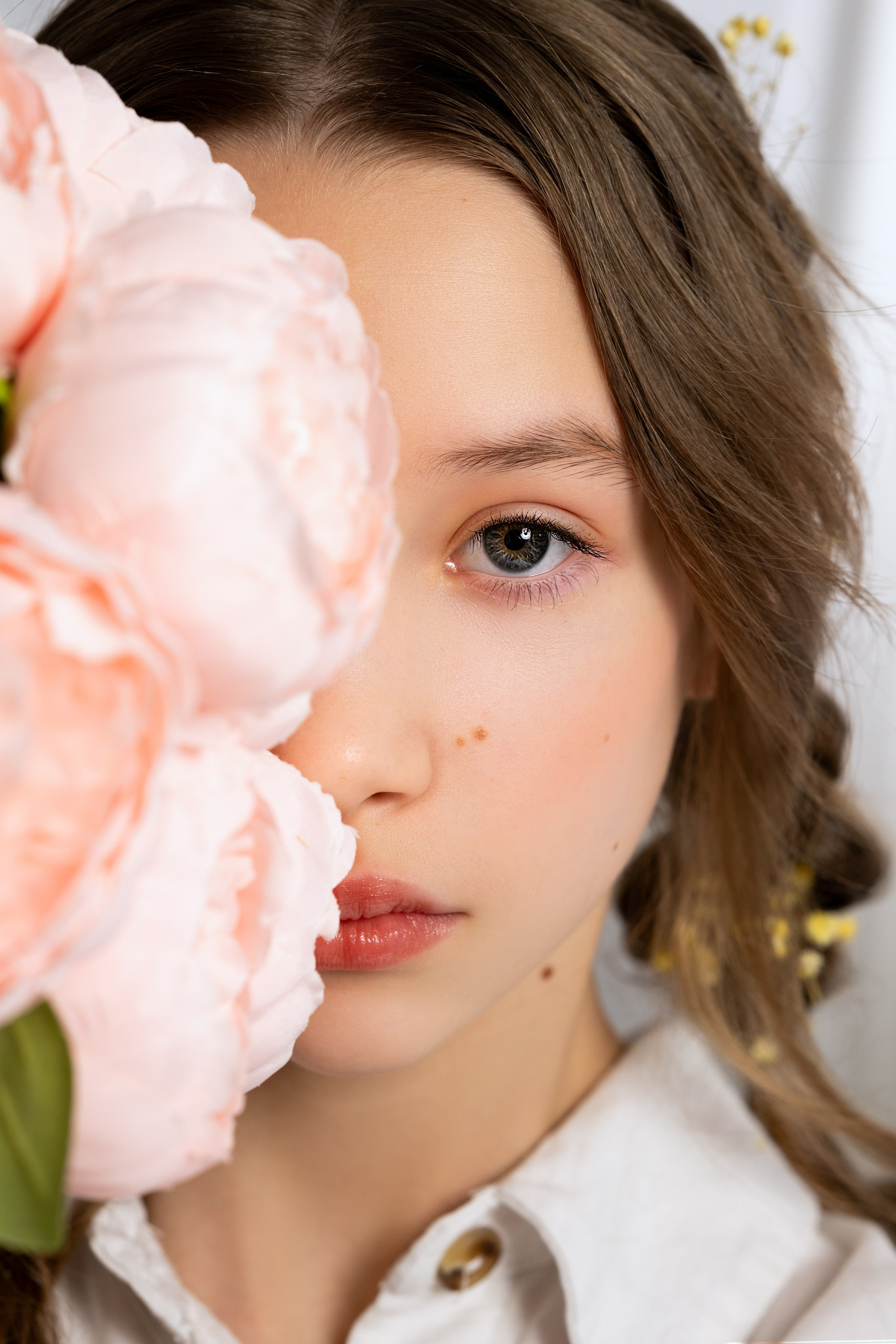 Адель. Девочка с пионами