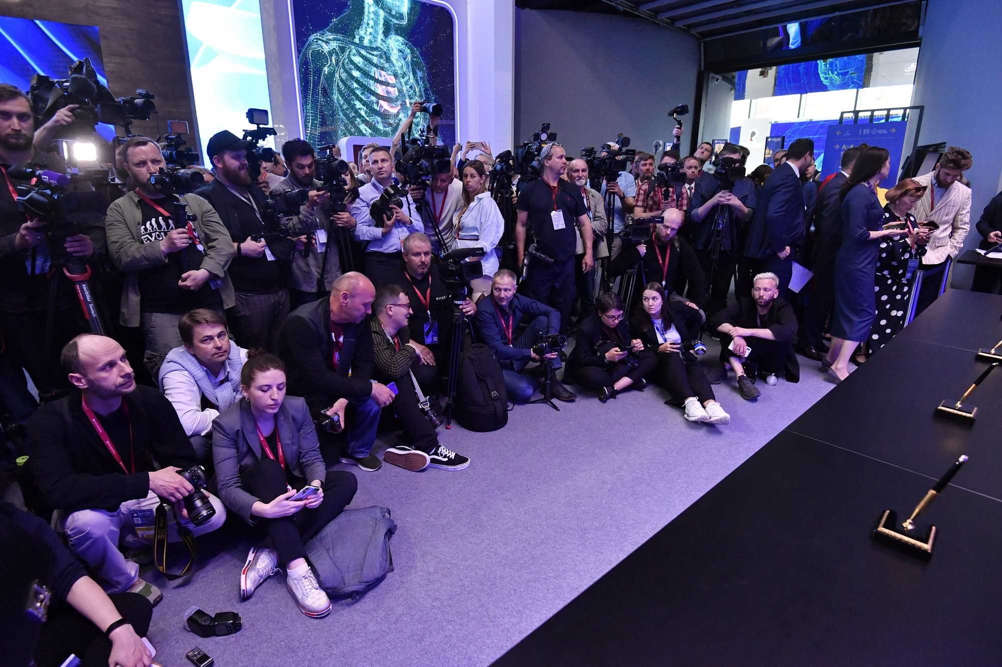 Миллиарды в кадре: как снимать на ПМЭФ. Документальный фотограф Сергей Вдовин