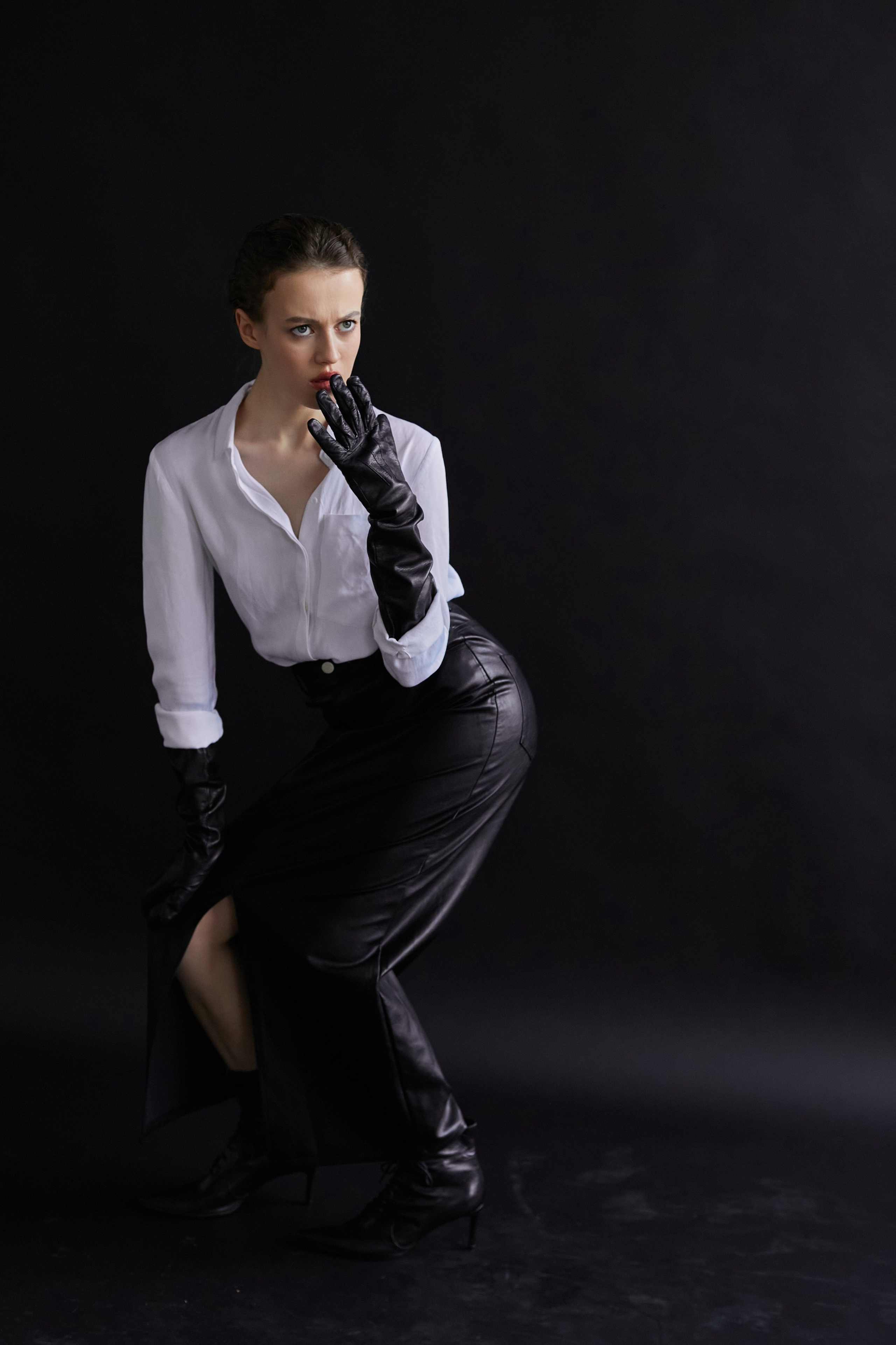 Фотограф в Москве. Студия. Студийный портрет. Девушка в черных кожаных перчатках и строгом костюме на черном фоне. Женский портрет. Воркшоп.