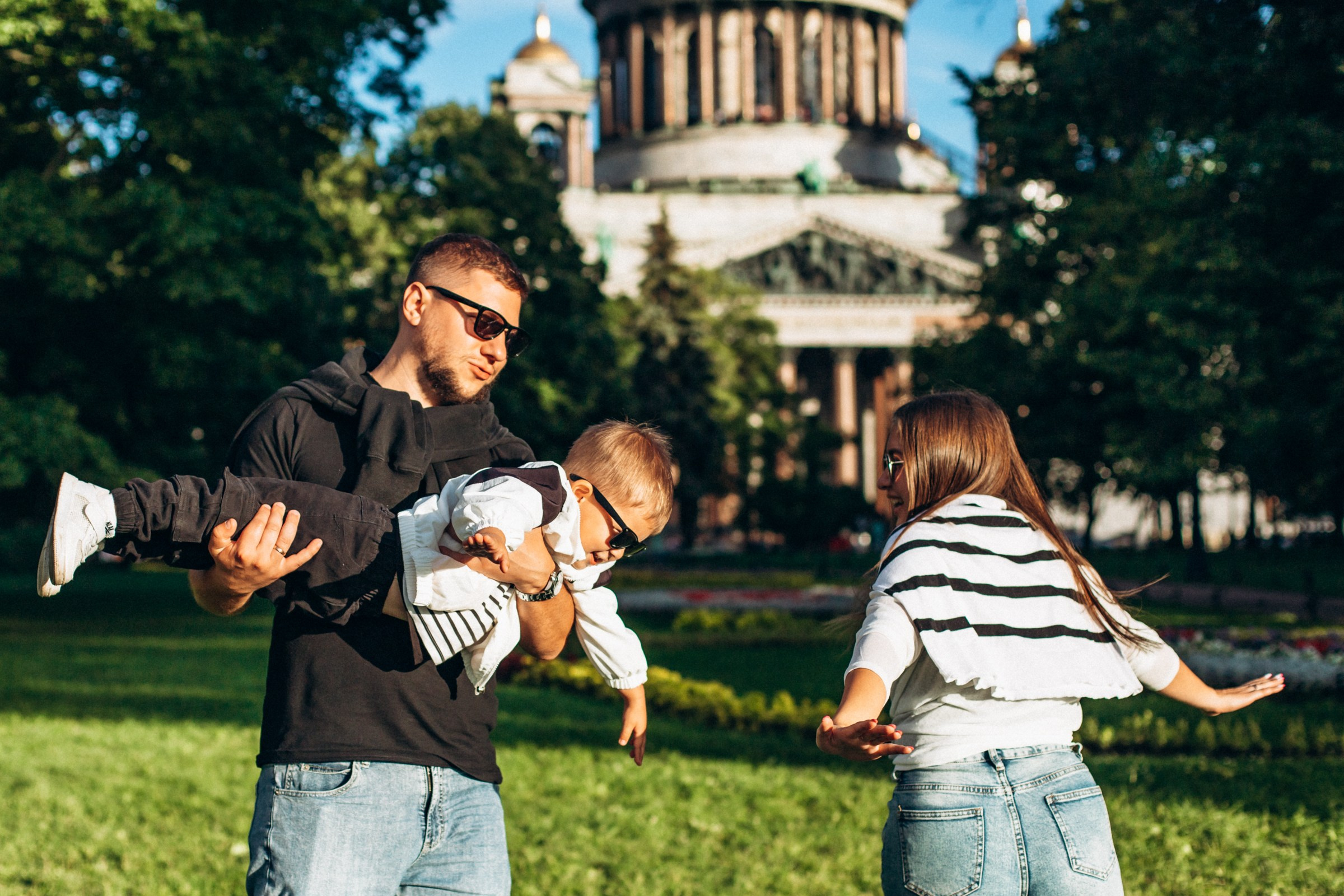 Яна с семьей в августе. Фотопрогулка в Петербурге. Индивидуальный и семейный фотограф в Санкт-Петербурге