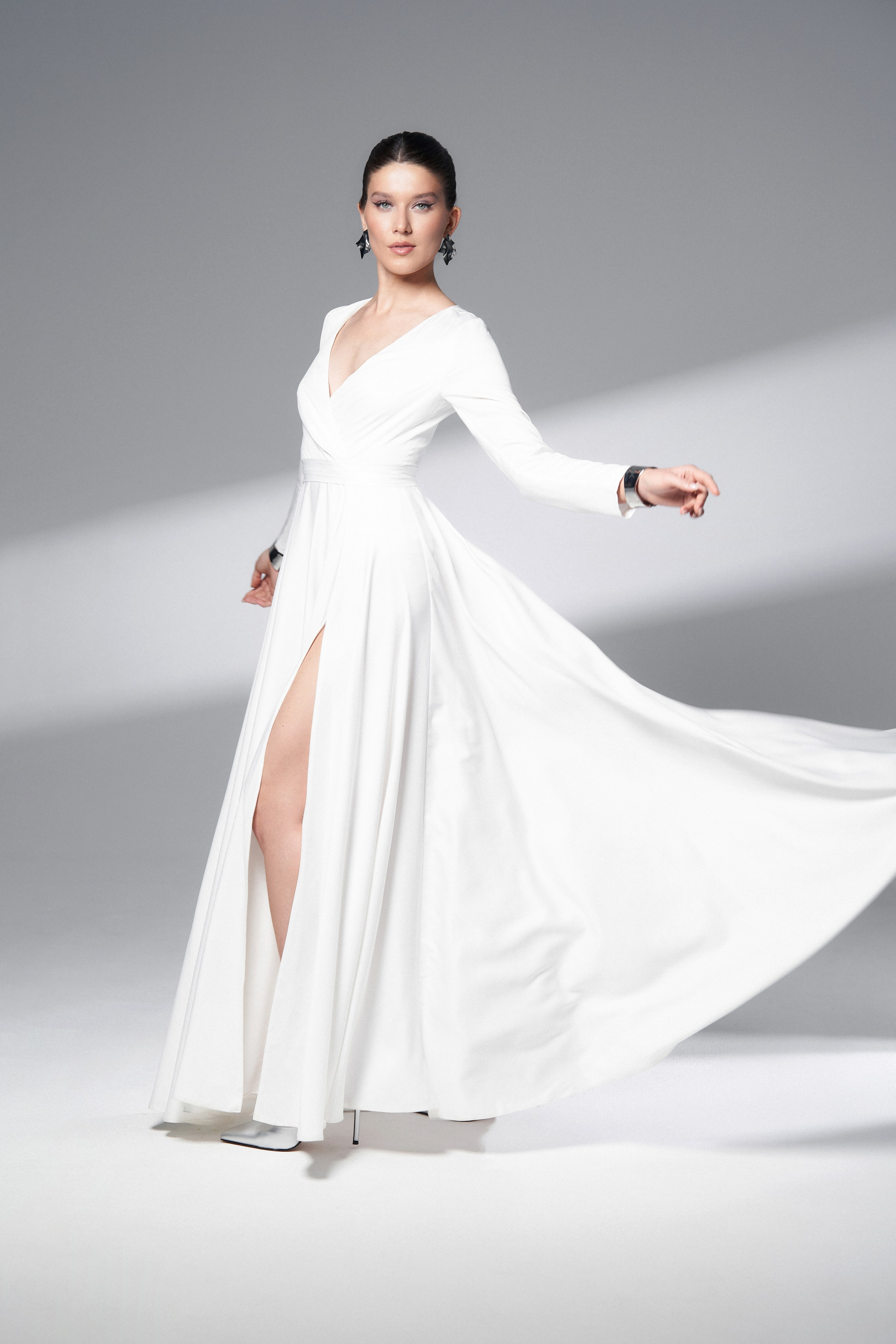 Девушка в парящем белом платье с красивым светом