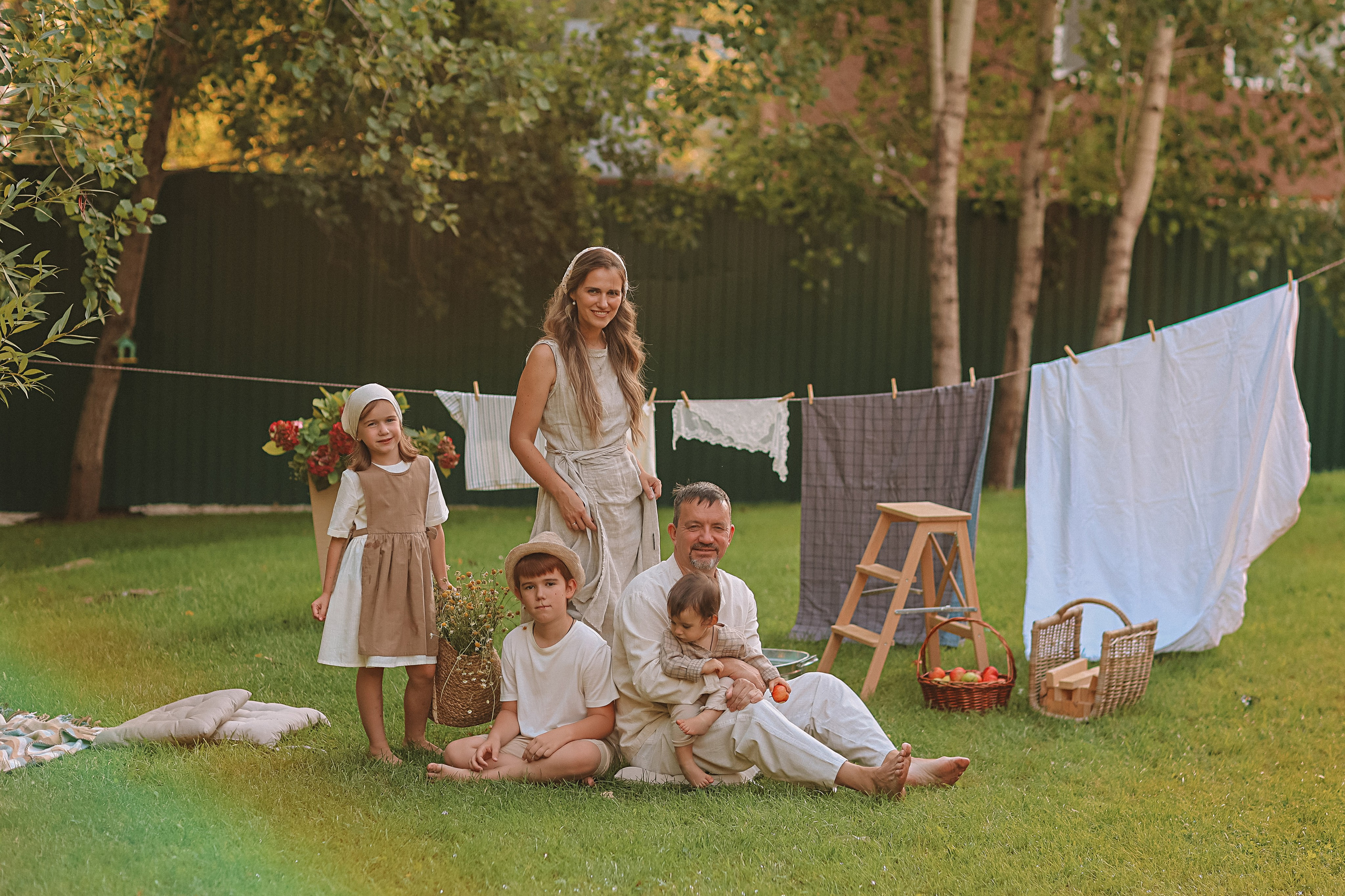 Стирка у дома. Семейный фотограф Тюмень, фотограф на роды Салмина Мария