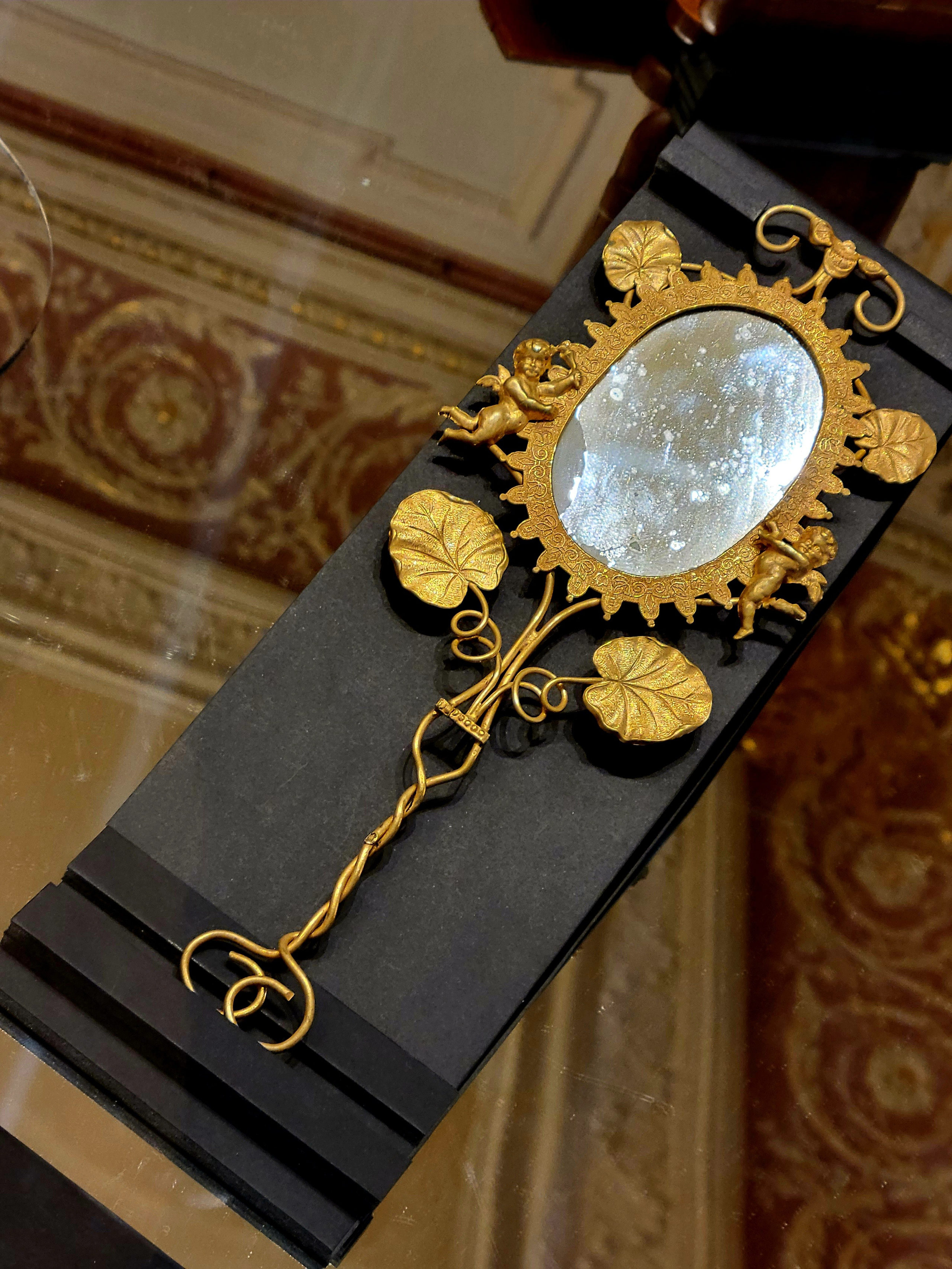 Ручное зеркало XVIII в.