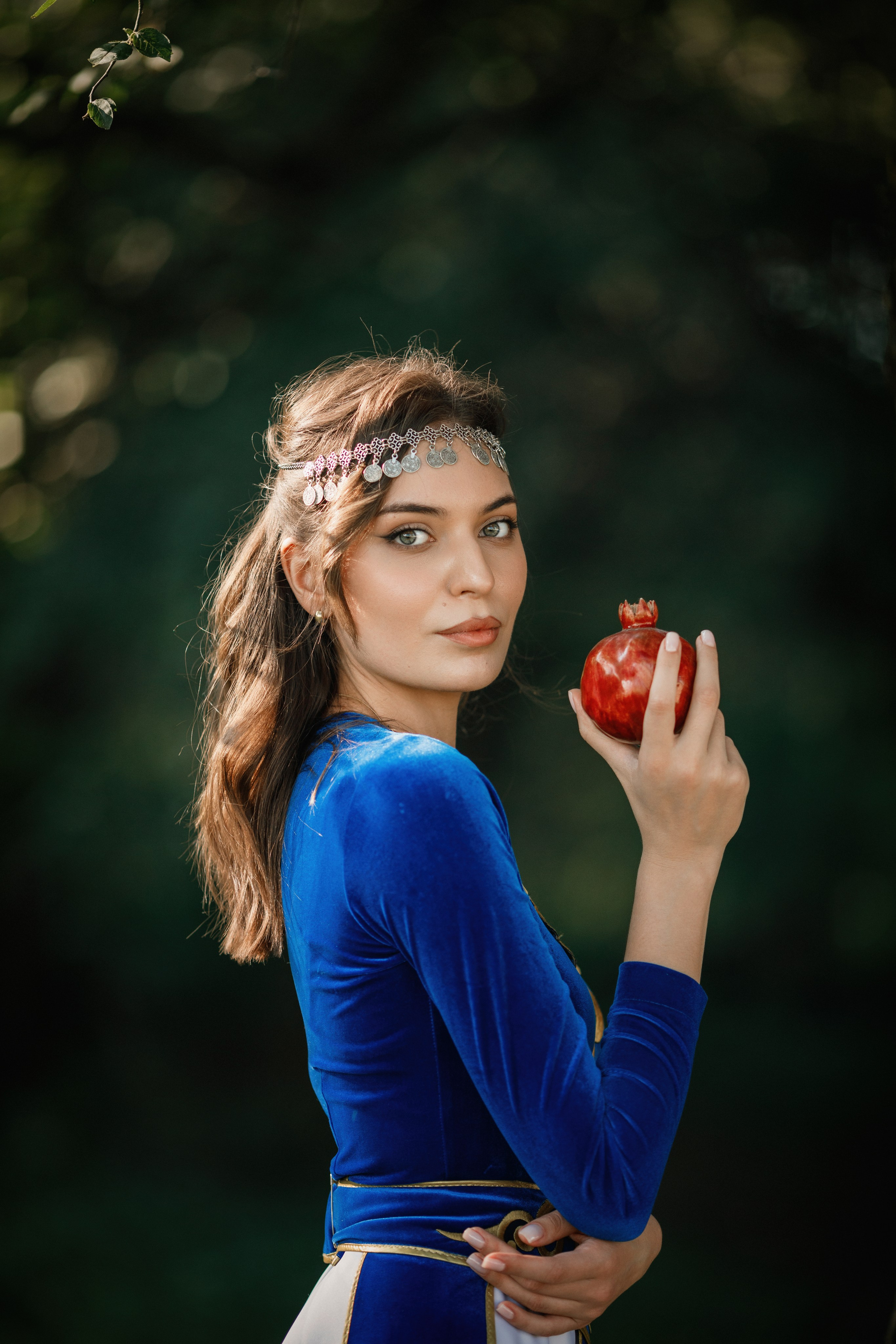 Индивидуальная фотосессия в горах, в армянском национальном платье. Фотограф во Владикавказе Юрий Геворгизов
