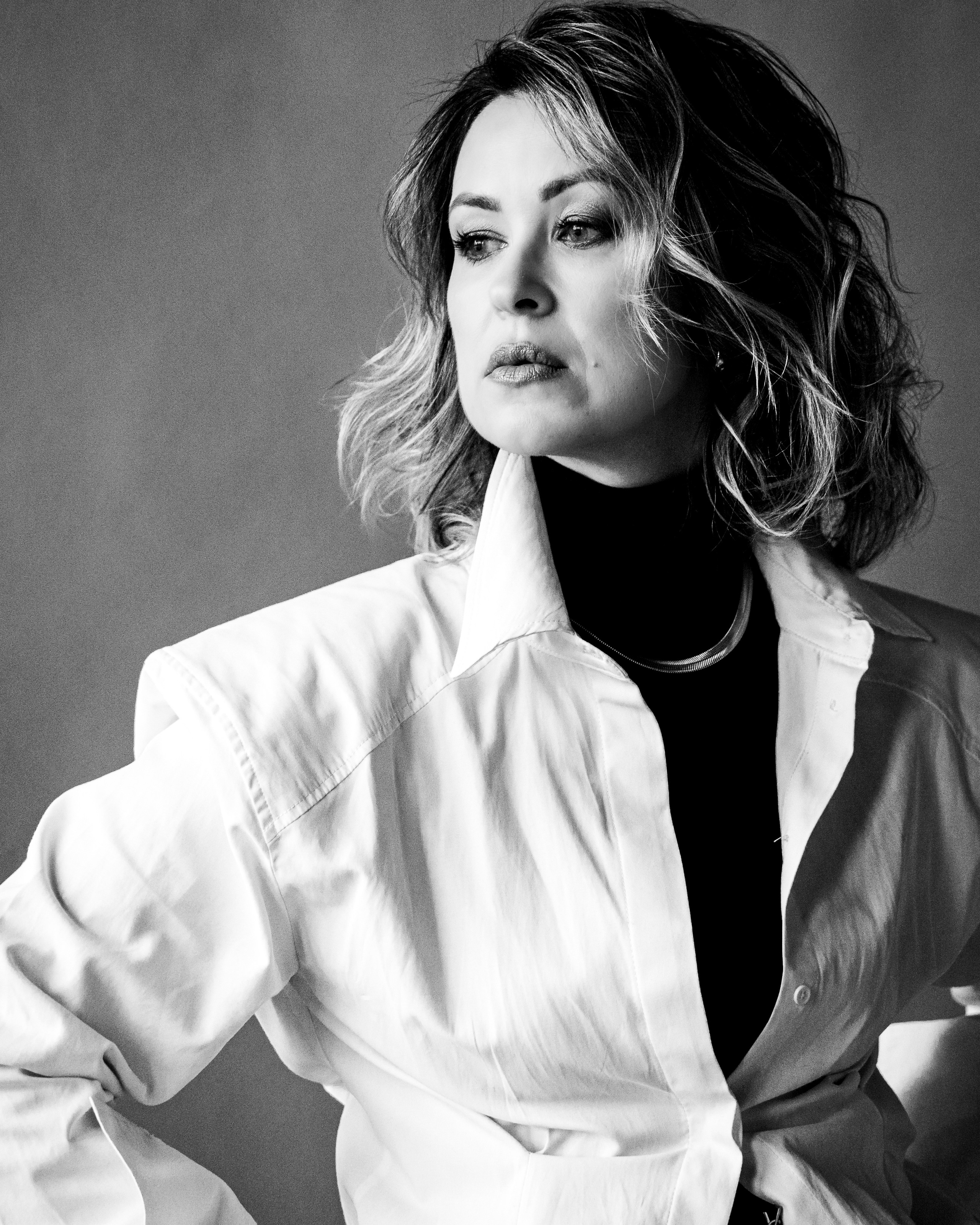 Женский образ в драматичном свете — игра света и эмоций