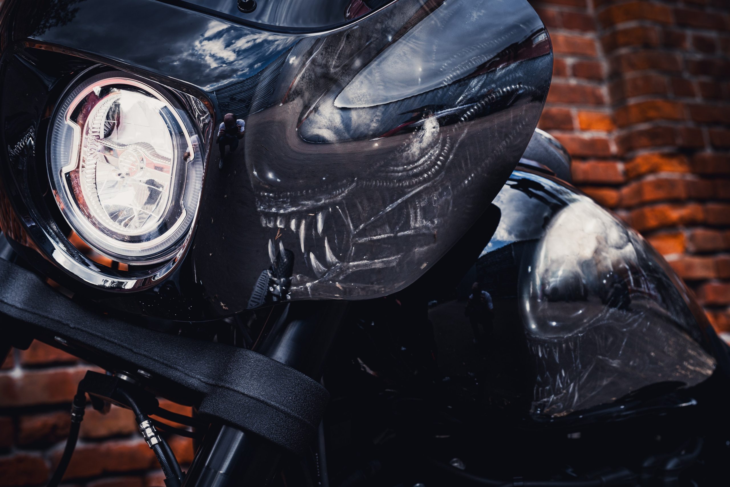 Художественная аэрография в стиле фантастики на кастомном Harley-Davidson