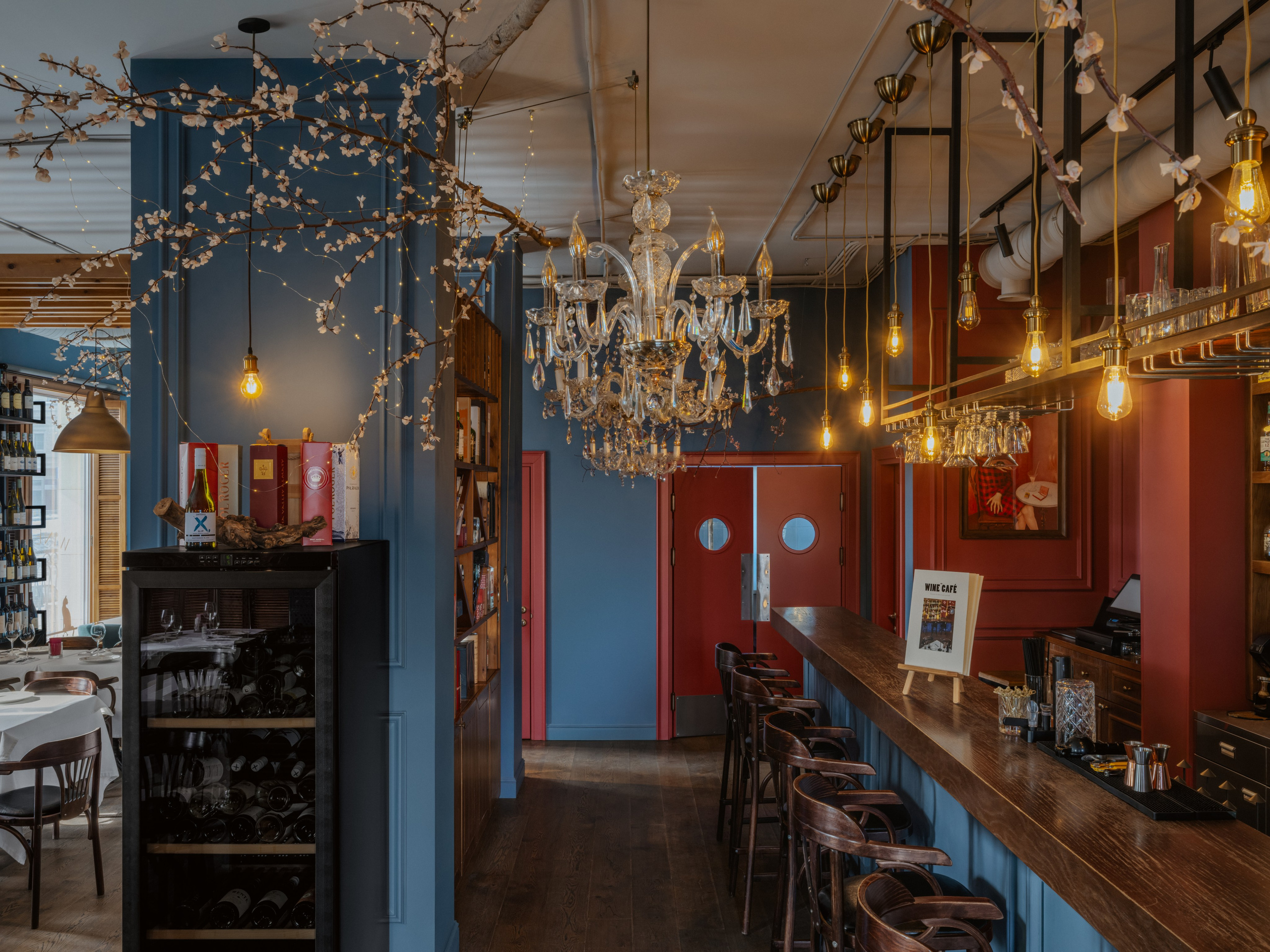 Интерьер ресторана The Wine Cafe, барная зона и вход, фото Романа Якунина и Софии Клёновой