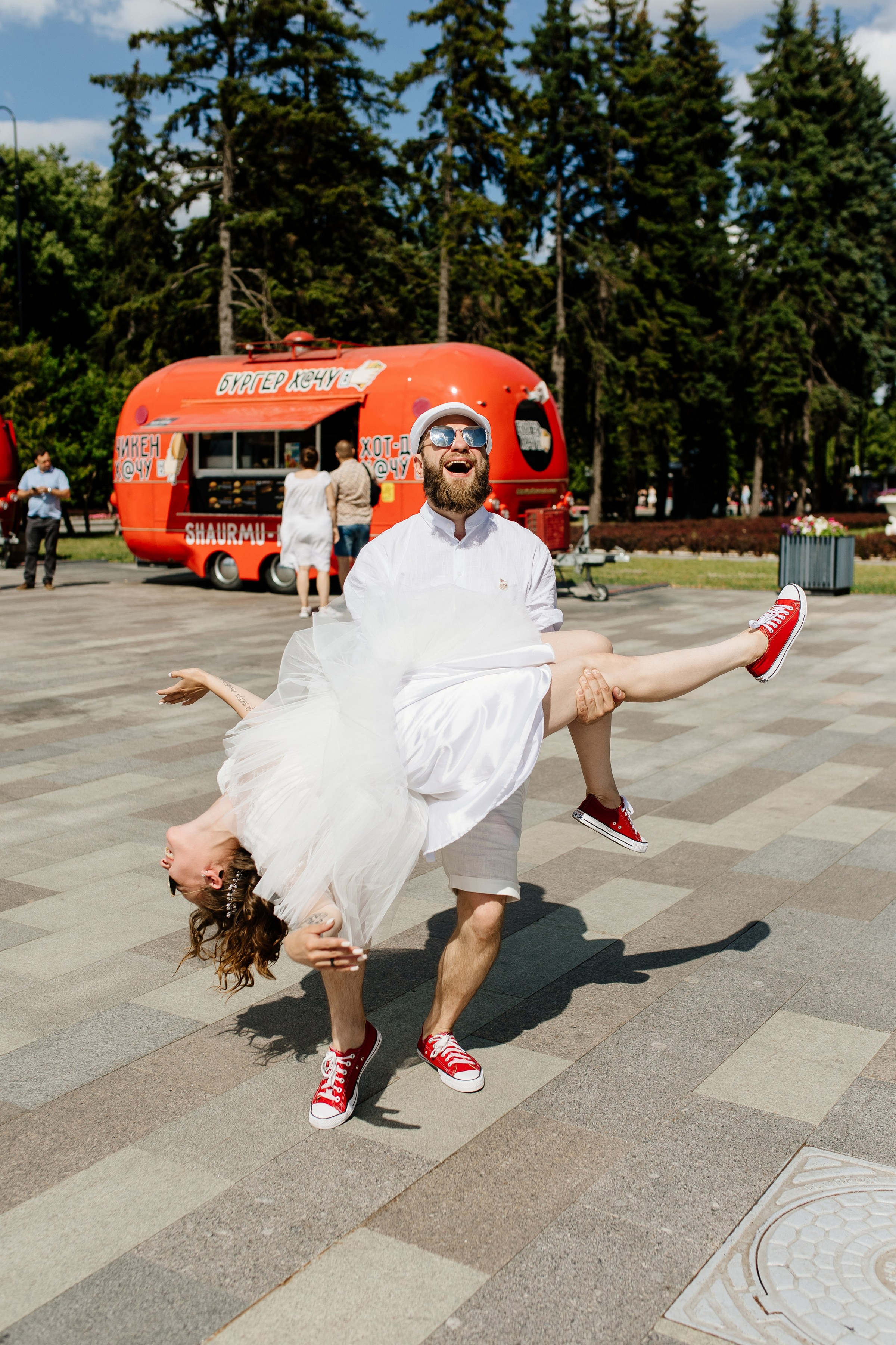 Свадьба на стадионе Спартак Лукойл Арена, свадьба на Северном речном вокзале, свадьба в метро, новые адреса счастья. Свадебный и семейный фотограф Екатерина Иванова