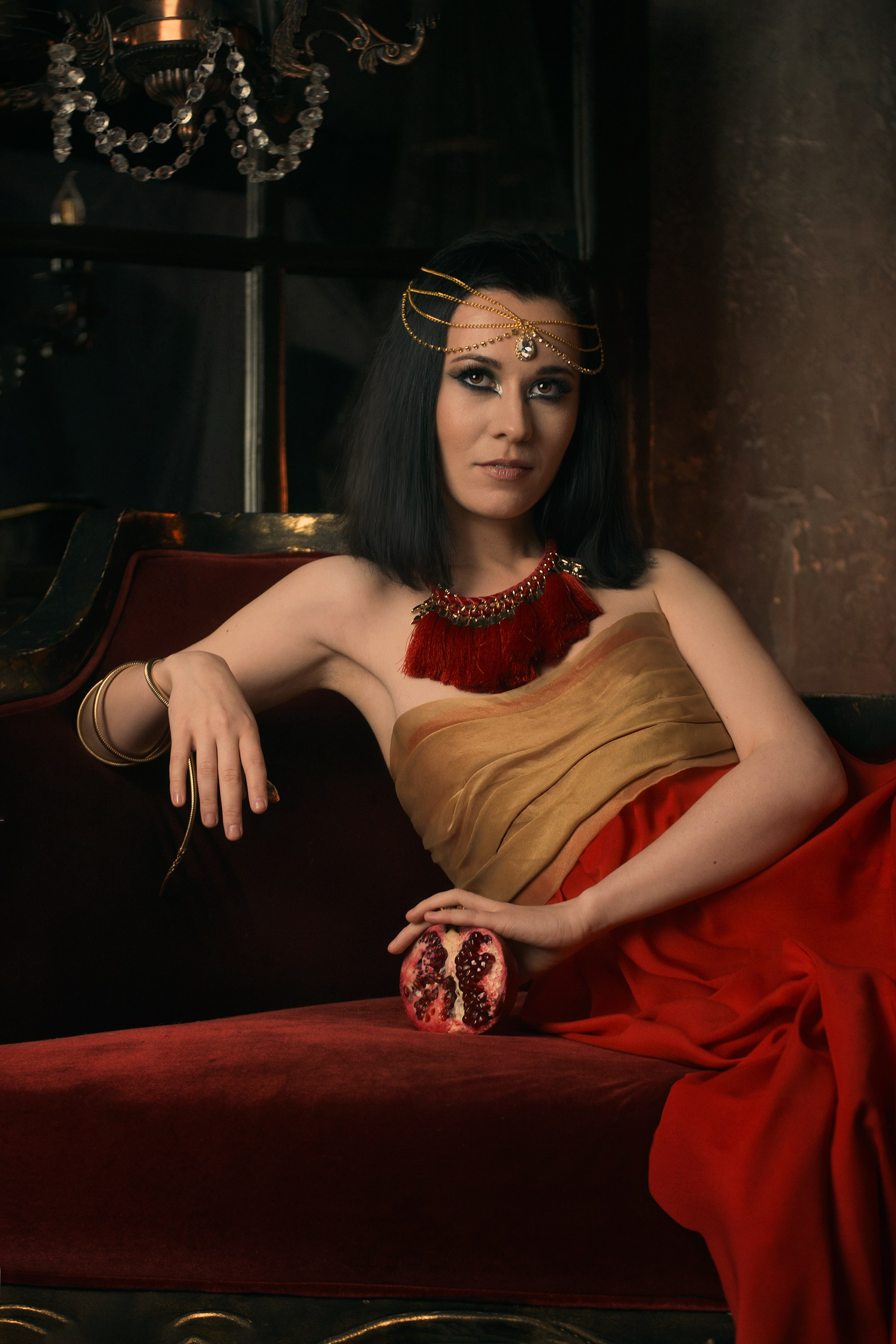 Образ Клеопатры, студийная фотосессия. Красные и золотые цвета. Винтажный стиль.