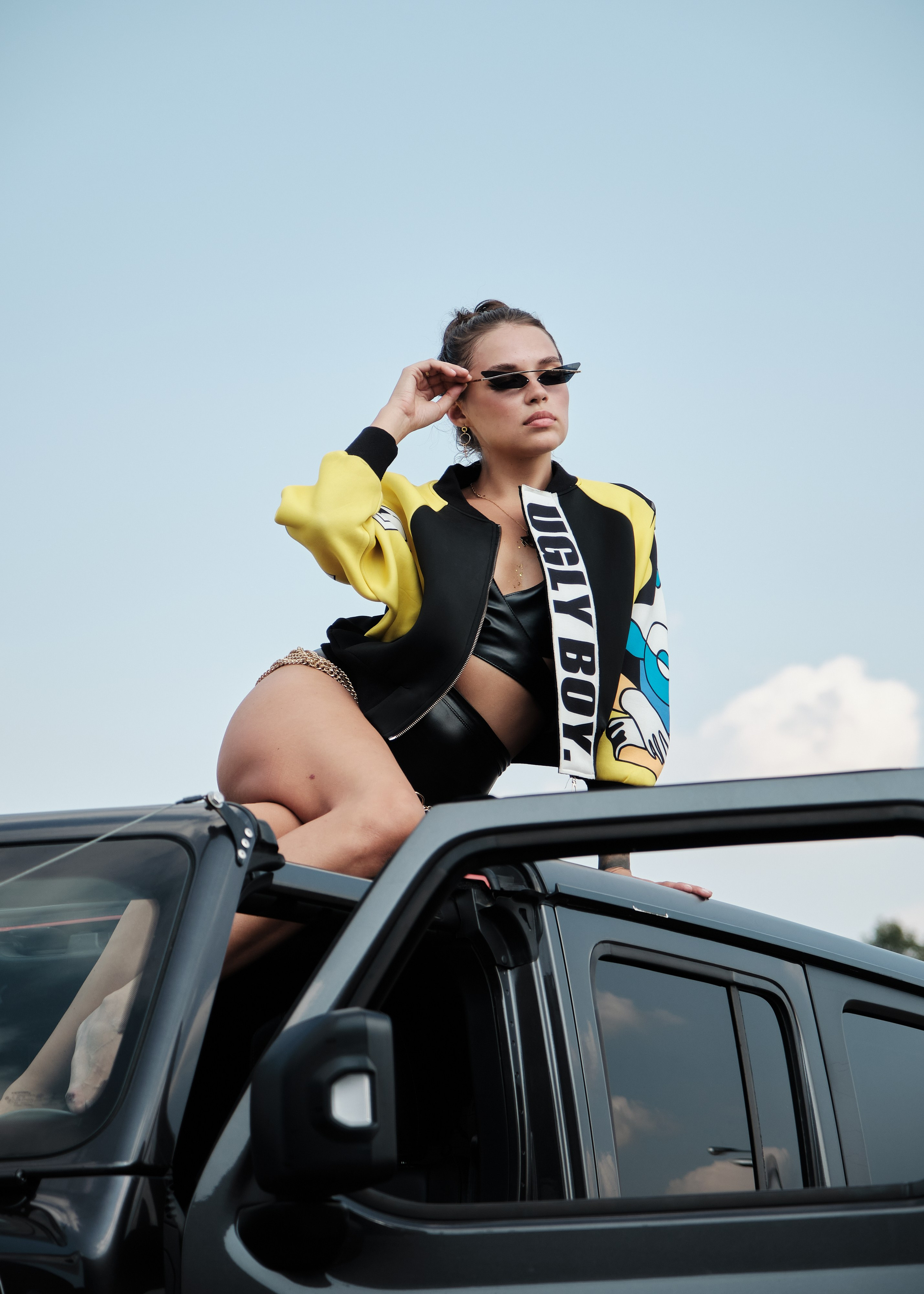 Фотосессия для девушки с автомобилем