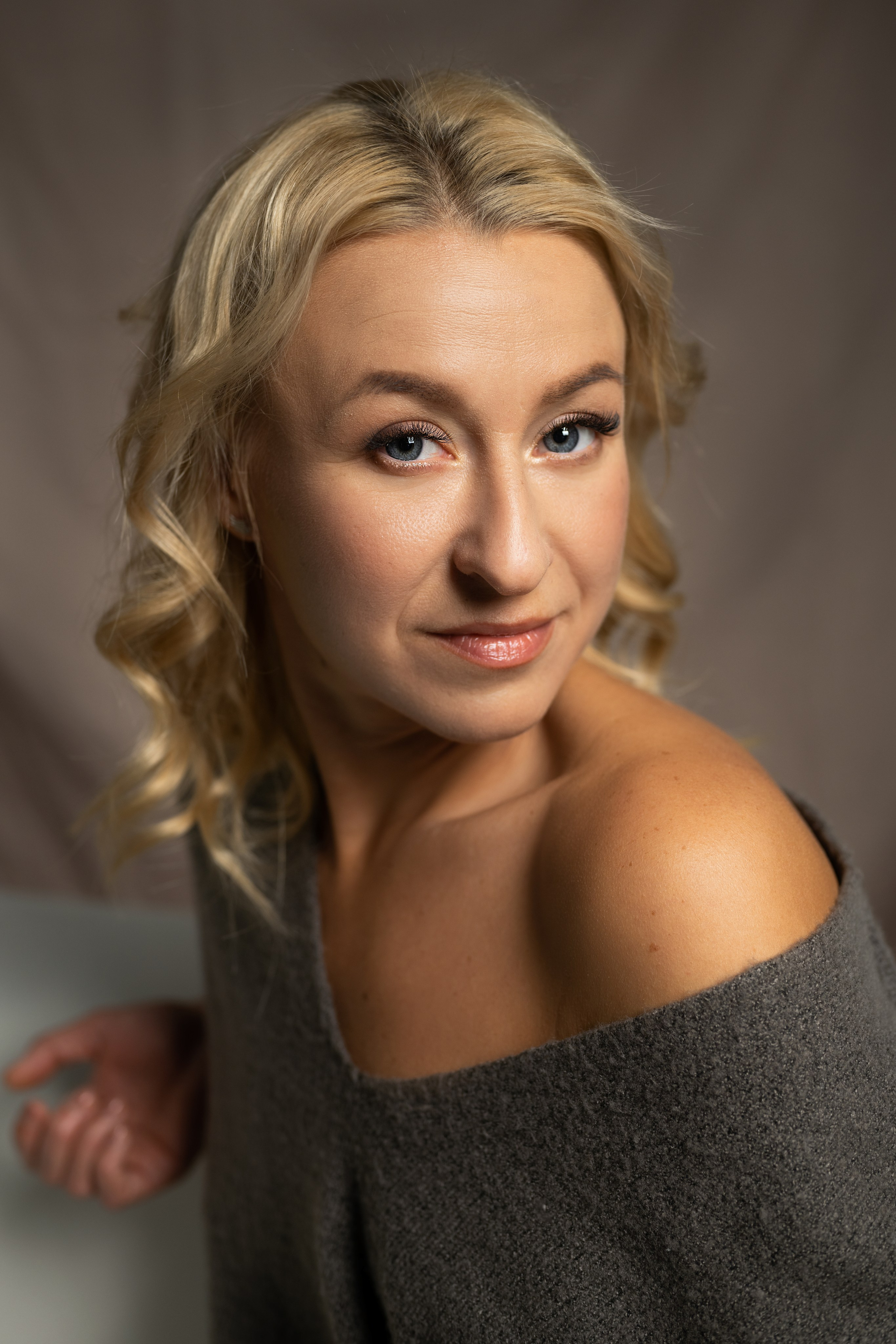 Фотосессия девушки на диване с чашкой кофе