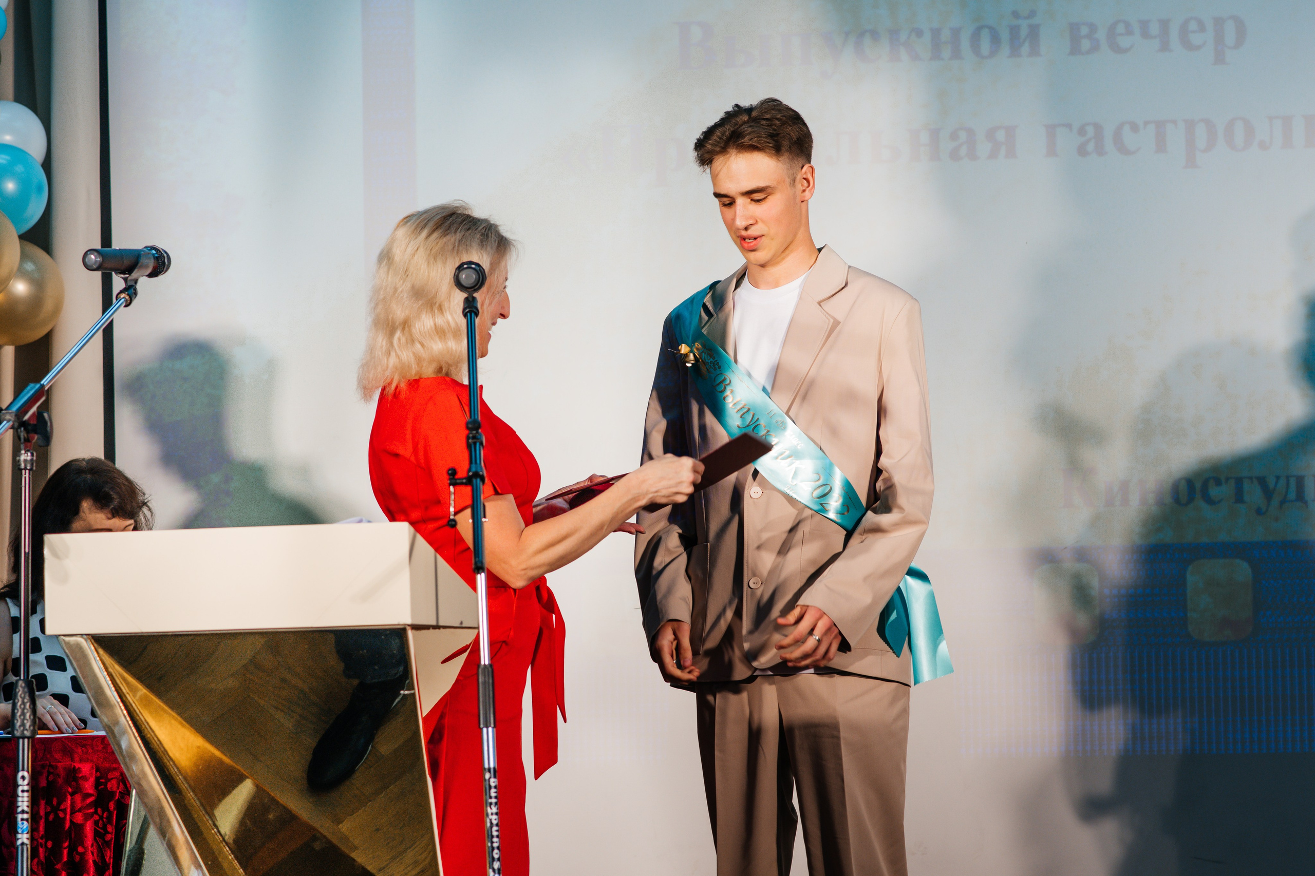 Вручение аттестатов. Выпускные альбомы в Подольске Москве и МО