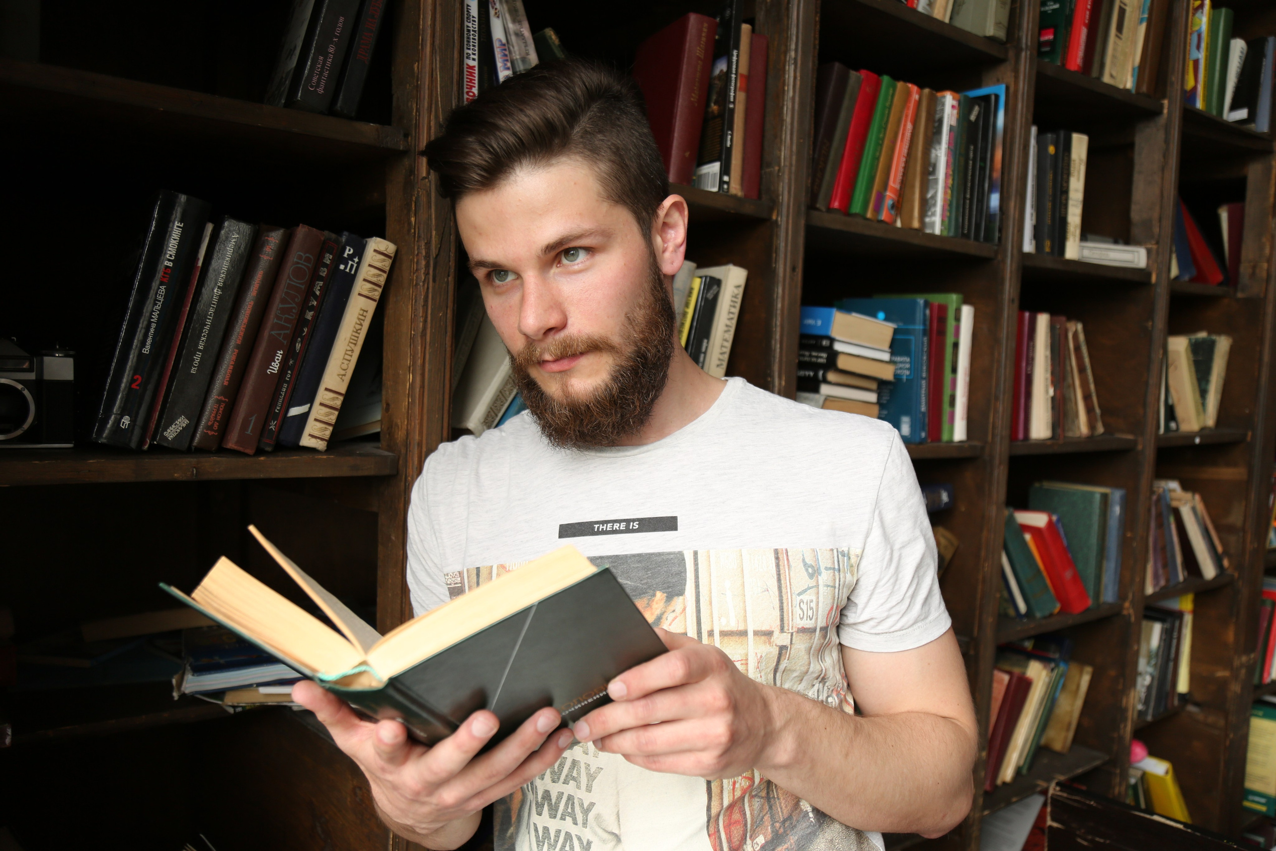 Мужской портрет. Фотосессия в студии в Москве от профессионального фотографа услуги по доступным ценам