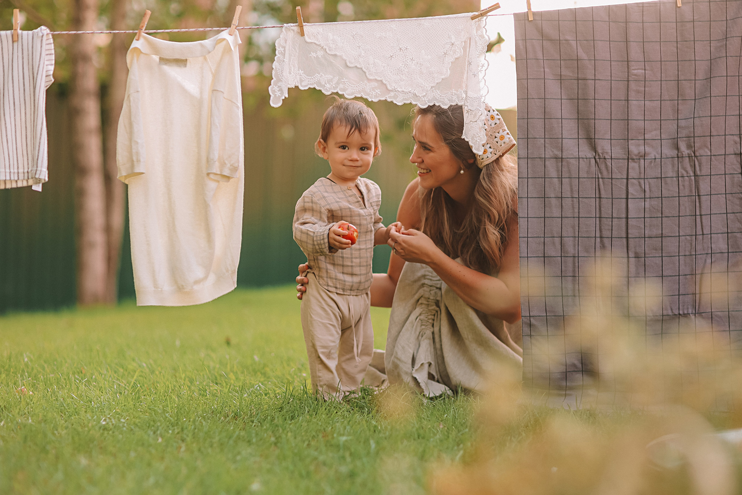 Стирка у дома. Семейный фотограф Тюмень, фотограф на роды Салмина Мария