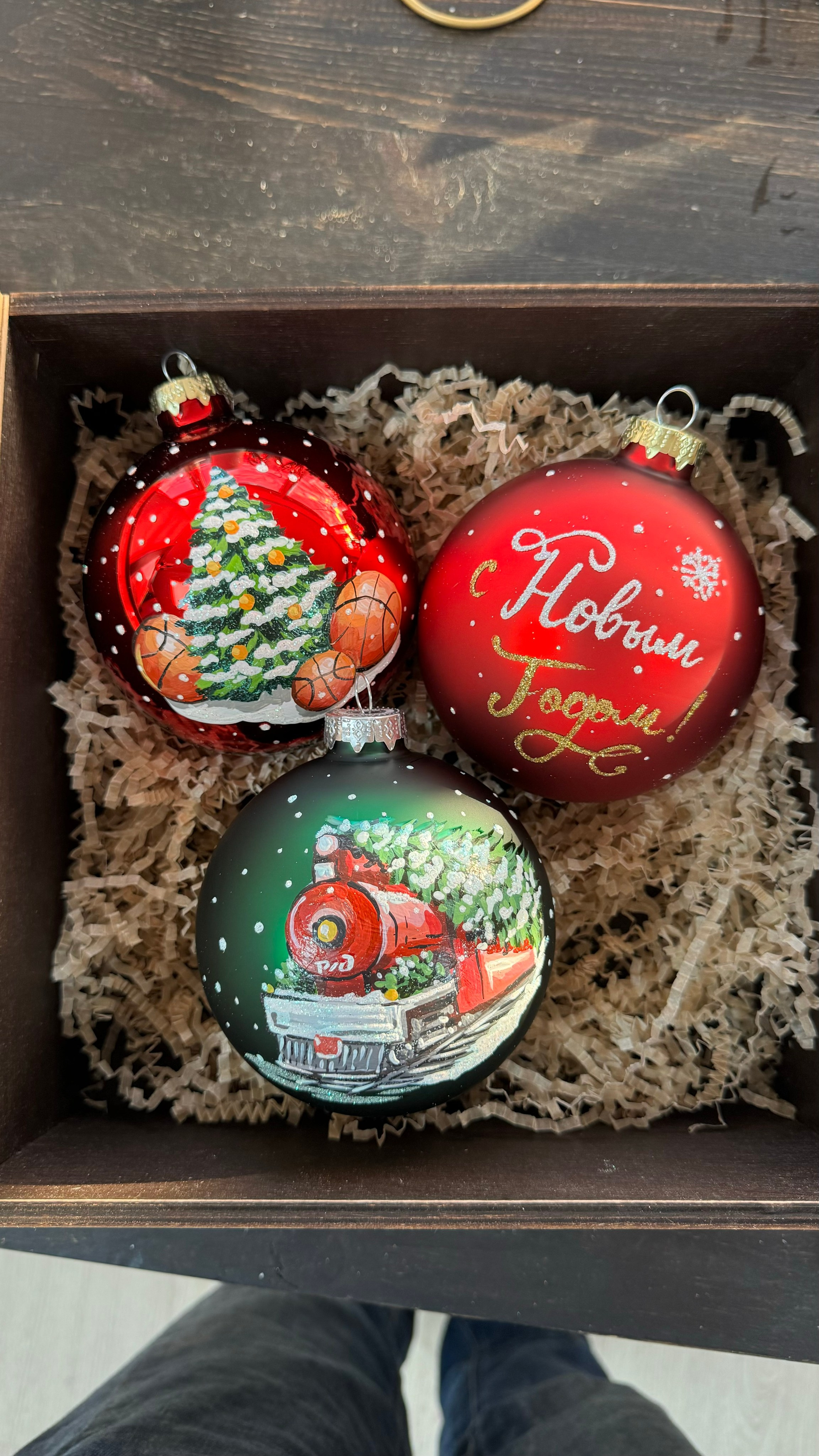 ArtSHARm- наше портфолио по ёлочным шарам с ручной росписью. Художественная ручная роспись елочных шаров, корпоративные подарки и восковые аромасвечи