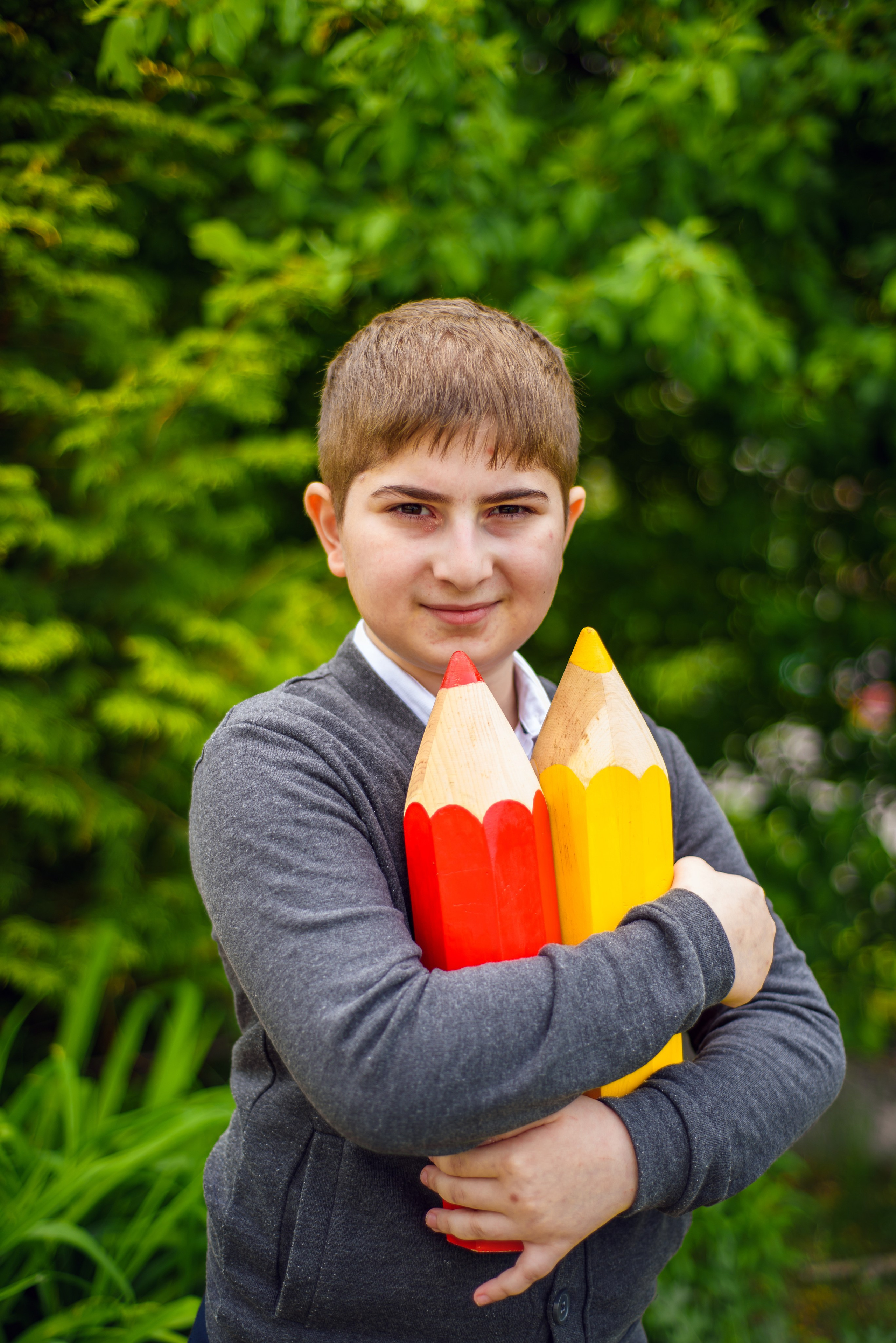 Фотосъемка в школьном саду. Фотограф. Выпускные альбомы в Барнауле