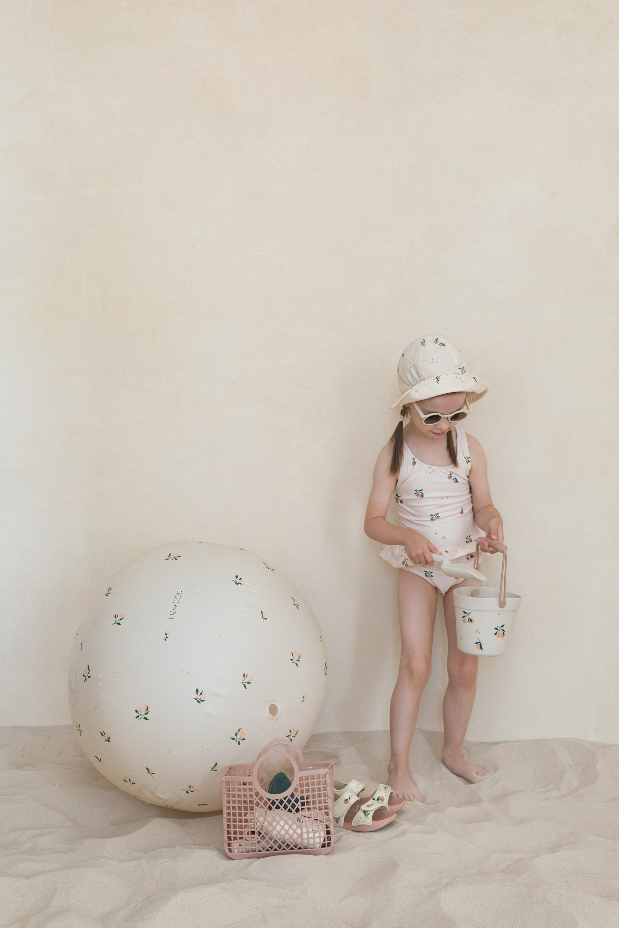 Фотосессия в песке для детского бренда. Детский и контент фотограф Надя Волкова Санкт-Петербург