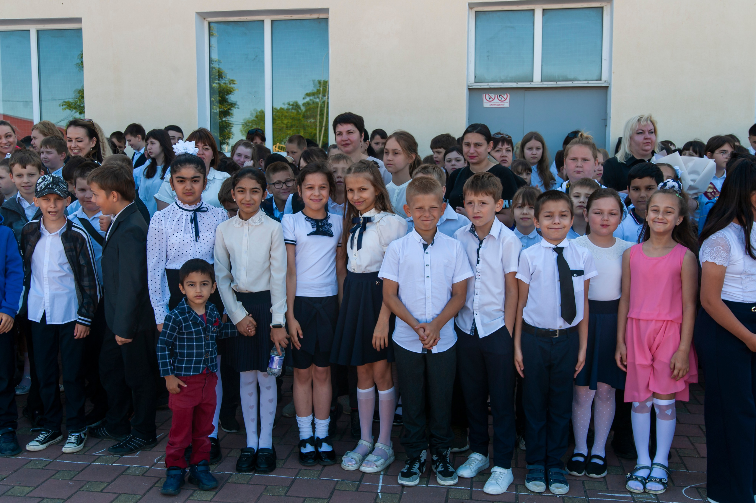 Последний Звонок МАОУ СОШ № 17 им. Эдуарда Есаяна — Архипо-Осиповка. Свадебный и семейный фотограф Денис Лукьянов в Краснодаре, Краснодарском крае и Республике Крым