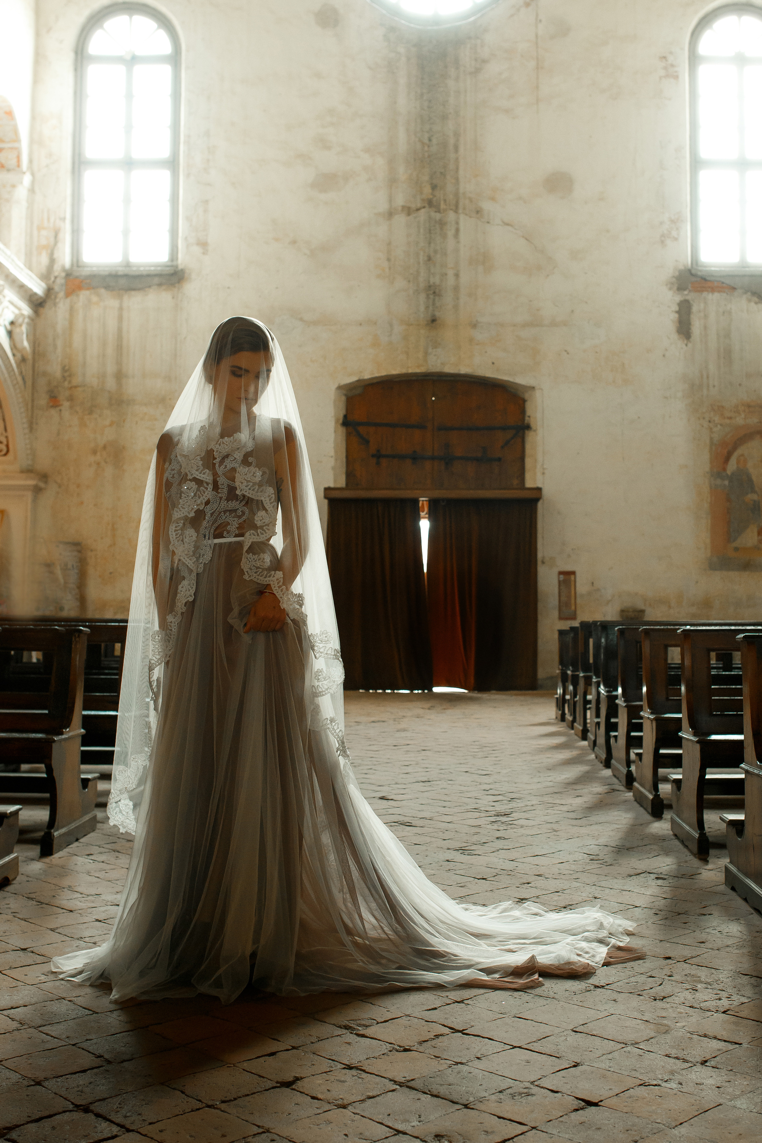Невеста с вуалью в церкви
