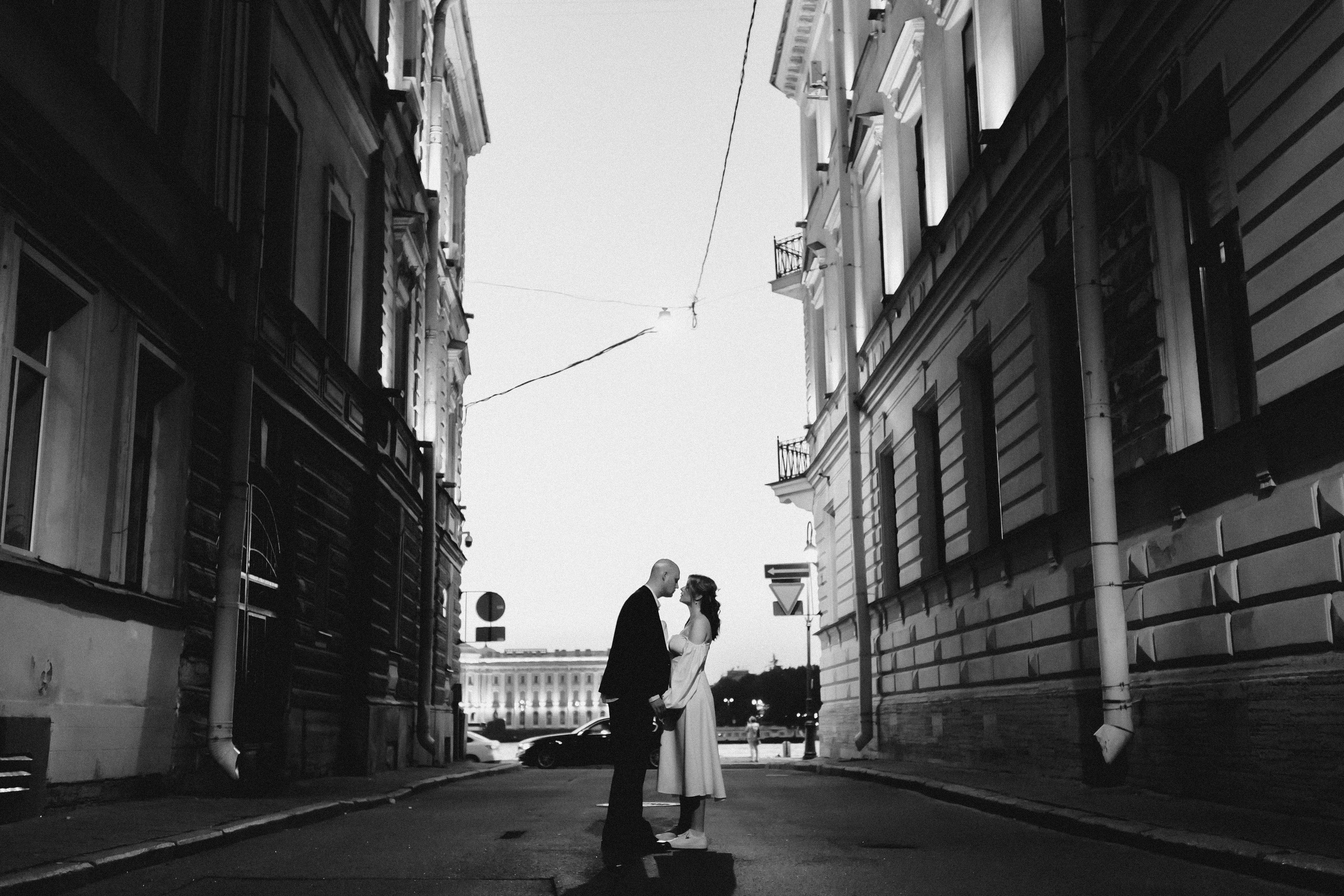 Молодая пара на улицах Петербурга 