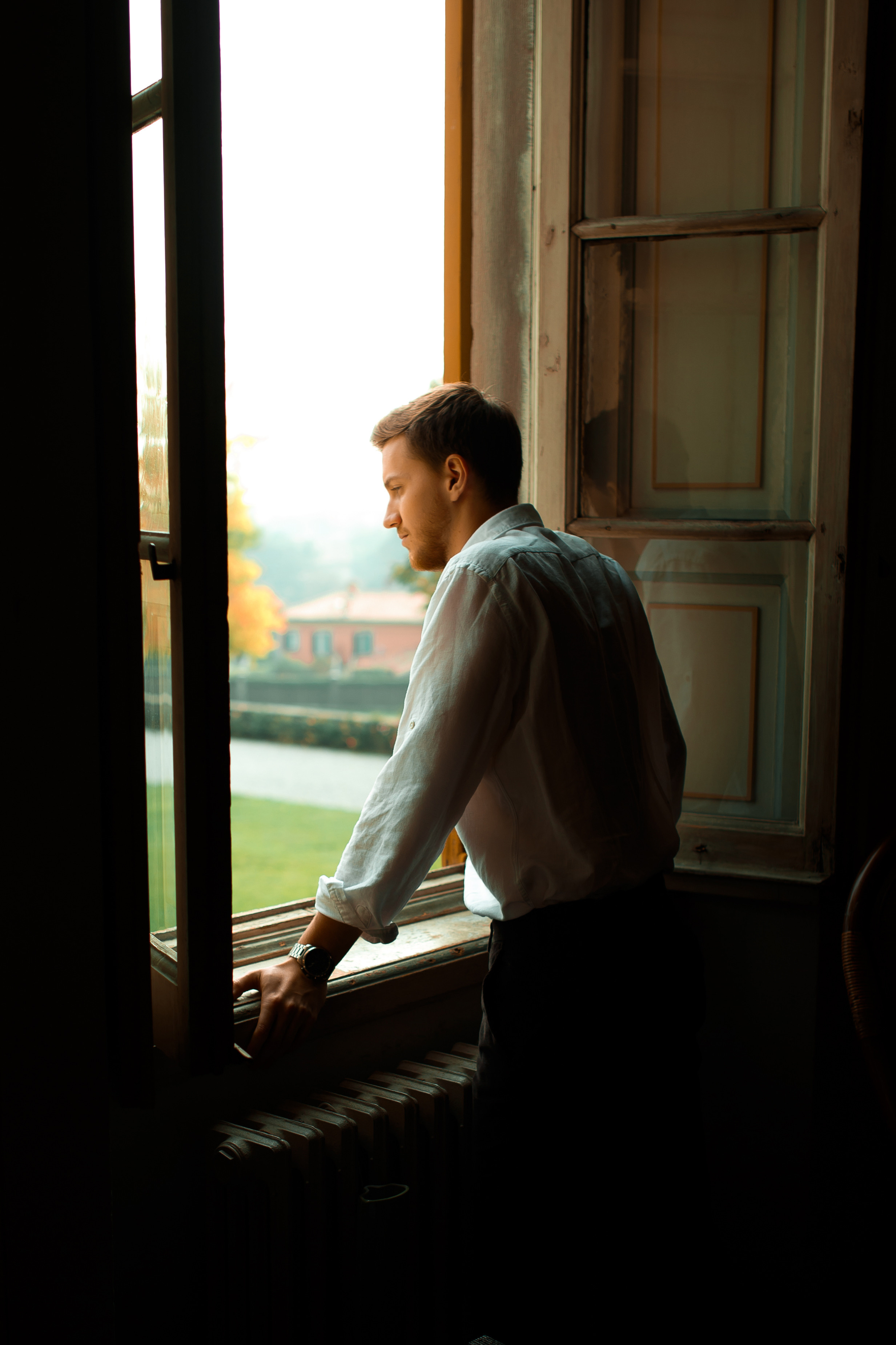 Жених смотрит в окно на Италию 