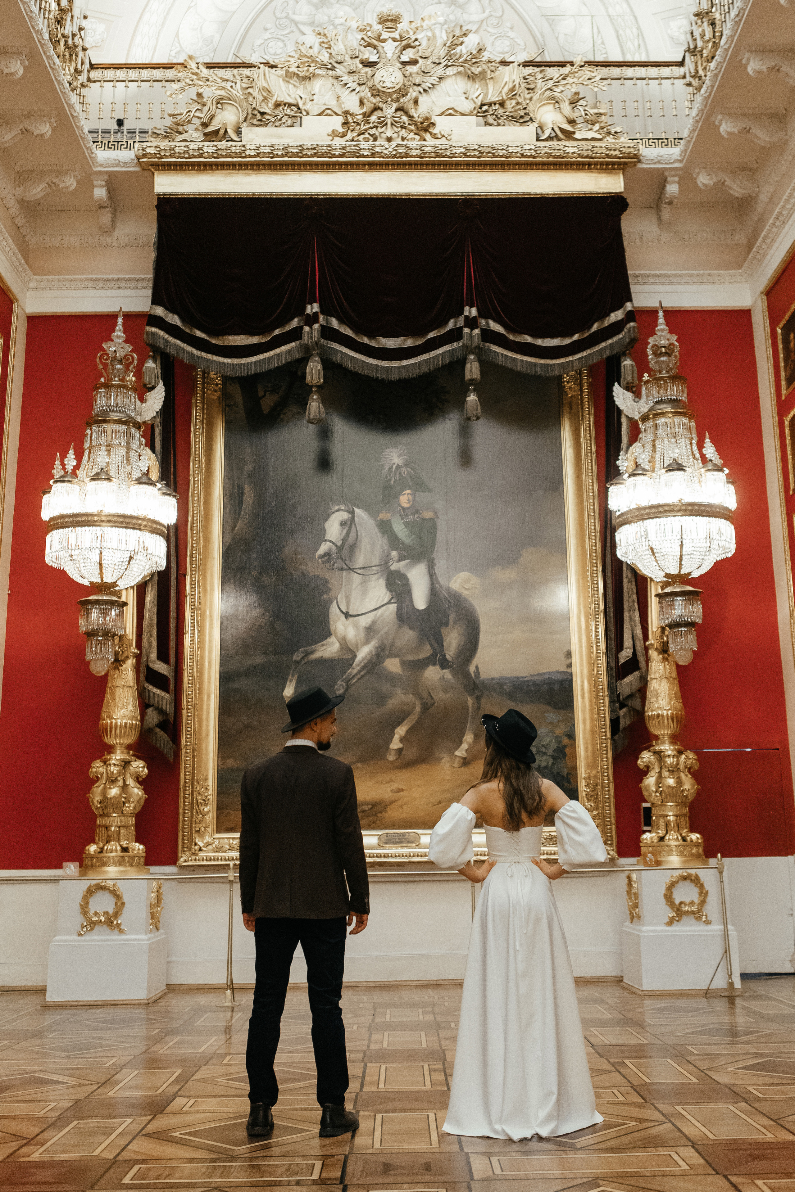 Жених и невеста смотрят на картину в Эрмитаже