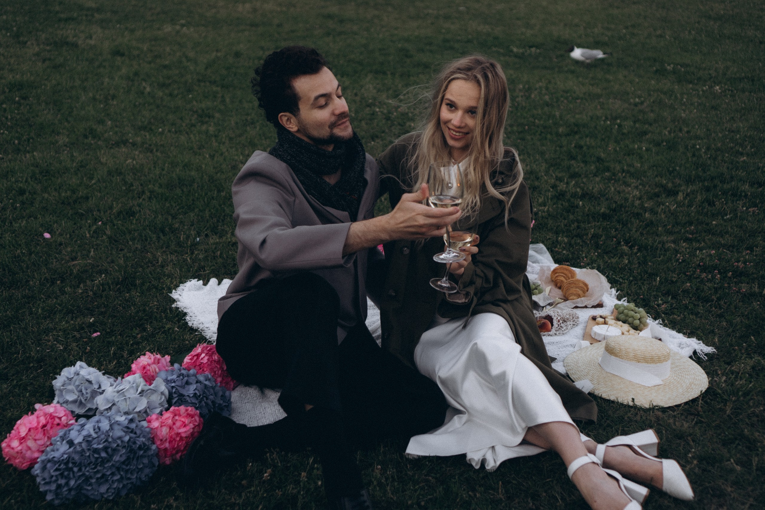 СВАДЕБНАЯ СЬЕМКА ПАРЫ НА РАССВЕТЕ В БЕЛЫЕ НОЧИ И ПРОГУЛКА С РАЗВОДНЫМИ МОСТАМИ И ПИКНИК ВОЗЛЕ ИСАКИЕВСКОГО СОБОРА. Профессиональный фотограф, Санкт-Петербург — Виктория Богомолова