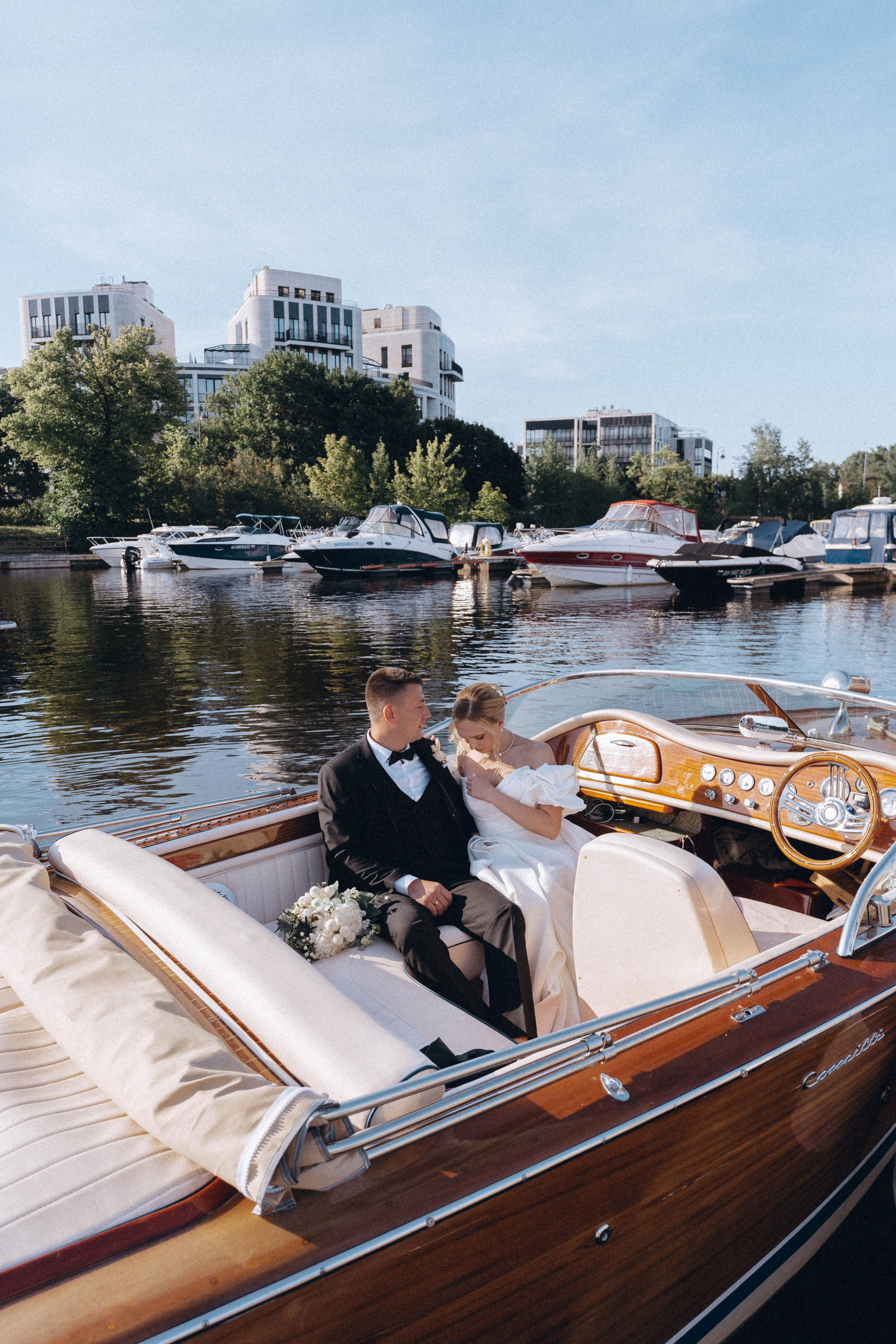 СВАДЕНБНАЯ СЬЕМКА НА КАТЕРЕ ПО КАНАЛАМ САНКТ-ПЕТЕРБУРГА И В АКВАТОРИИ НЕВЫ. Профессиональный фотограф, Санкт-Петербург — Виктория Богомолова