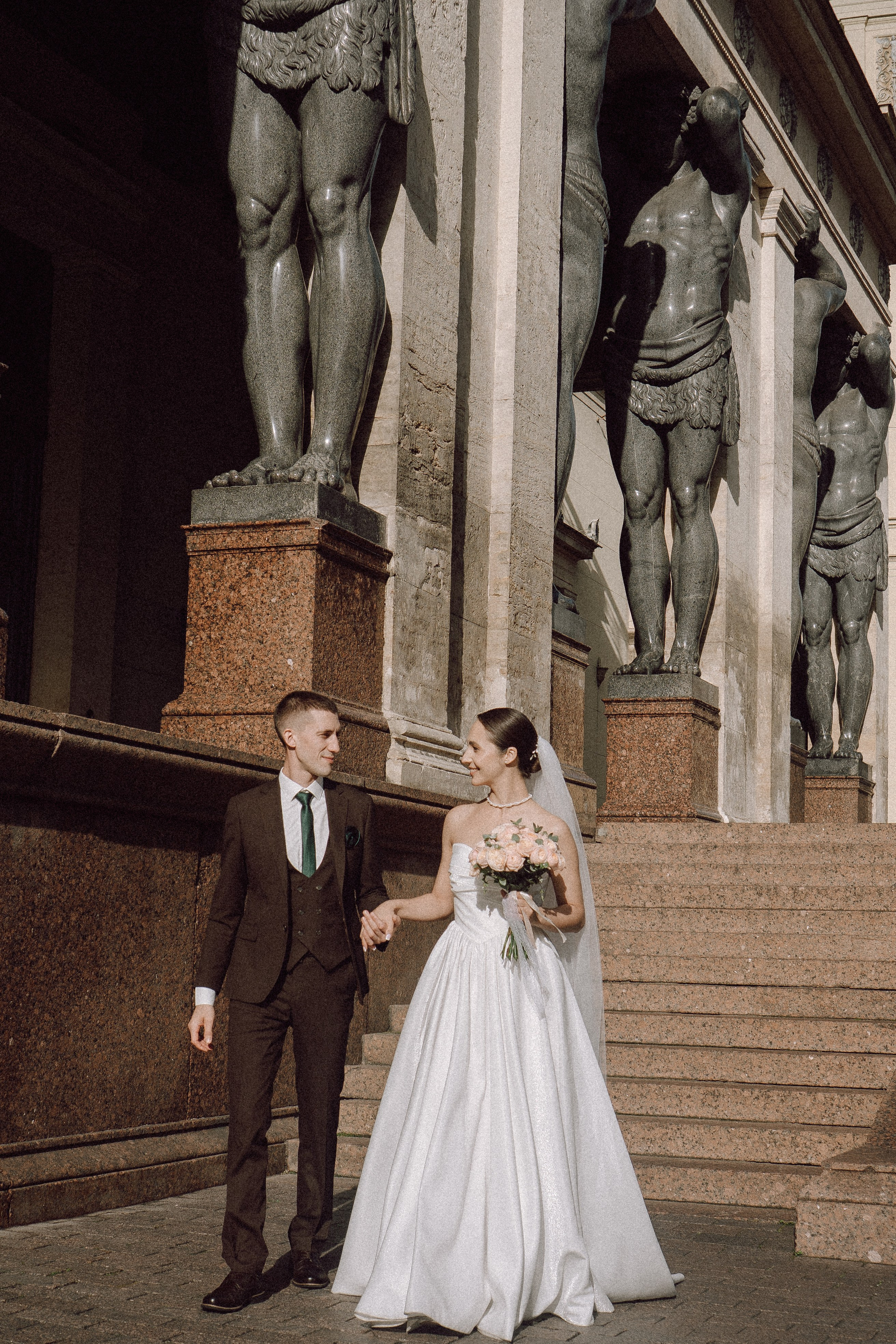 СВАДЕБНАЯ ПРОГУЛКА В САНТК-ПЕТЕРБУРГЕ (ИСАКИЕВСКИЙ СОБОР, ЗИМНЯЯ КАНАВКА, ЭРМИТАЖ И БОЛЬШАЯ МОРСКАЯ УЛИЦА). Профессиональный фотограф, Санкт-Петербург — Виктория Богомолова