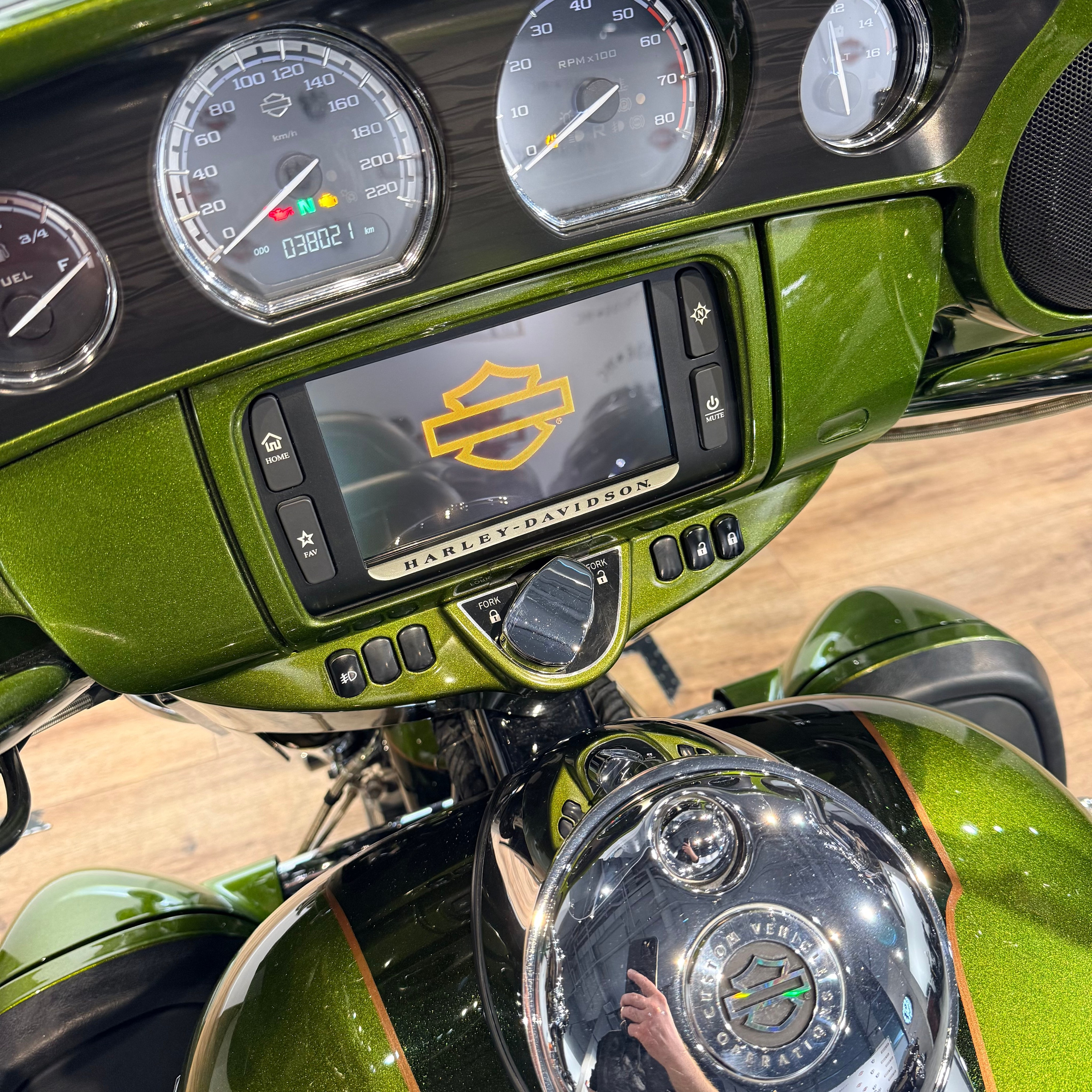 2017 CVO Electra Glide Spiked Olive Serpentine Green. Hello Davidson, Москва. Только хорошие мотоциклы…