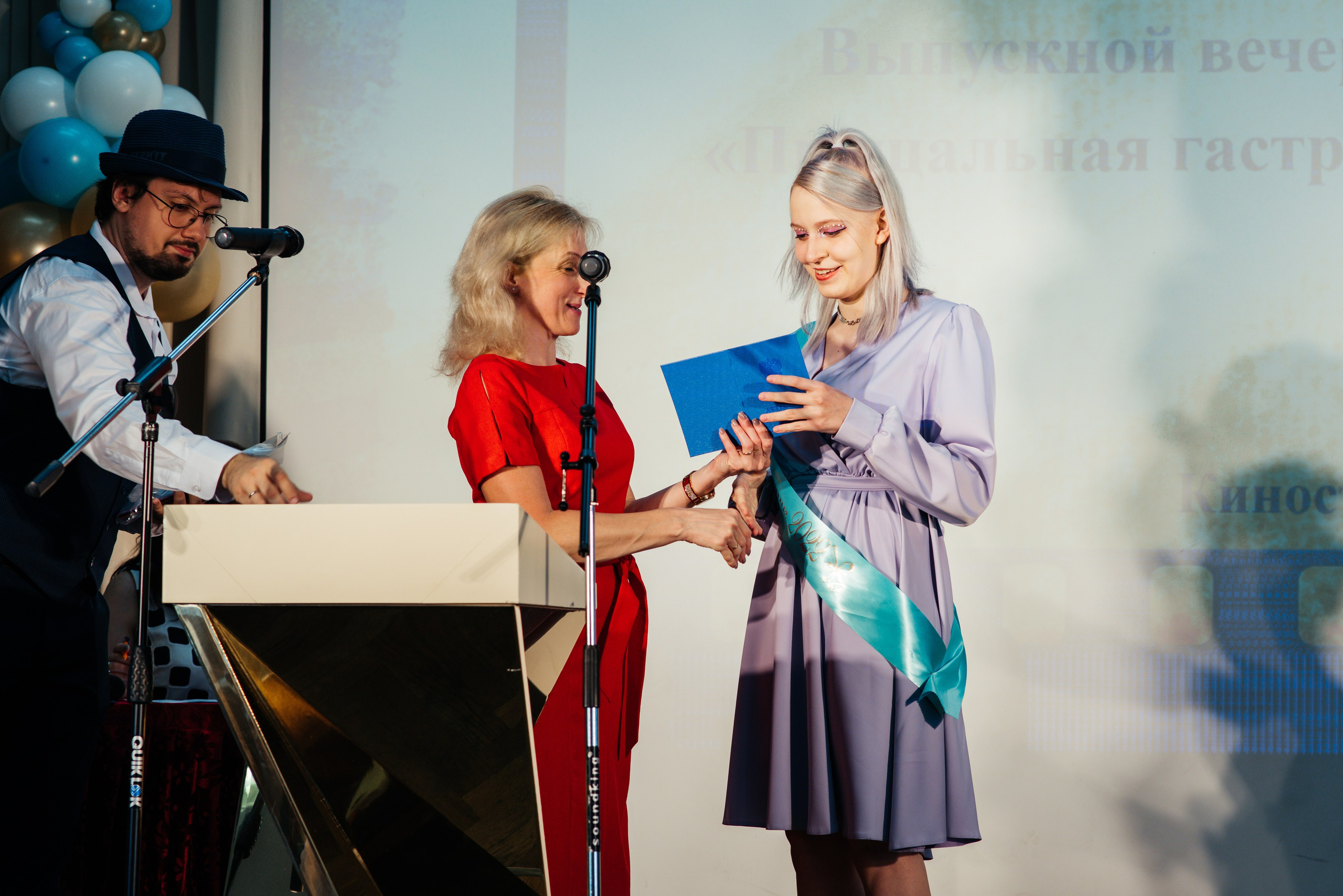 Вручение аттестатов. Выпускные альбомы в Подольске Москве и МО