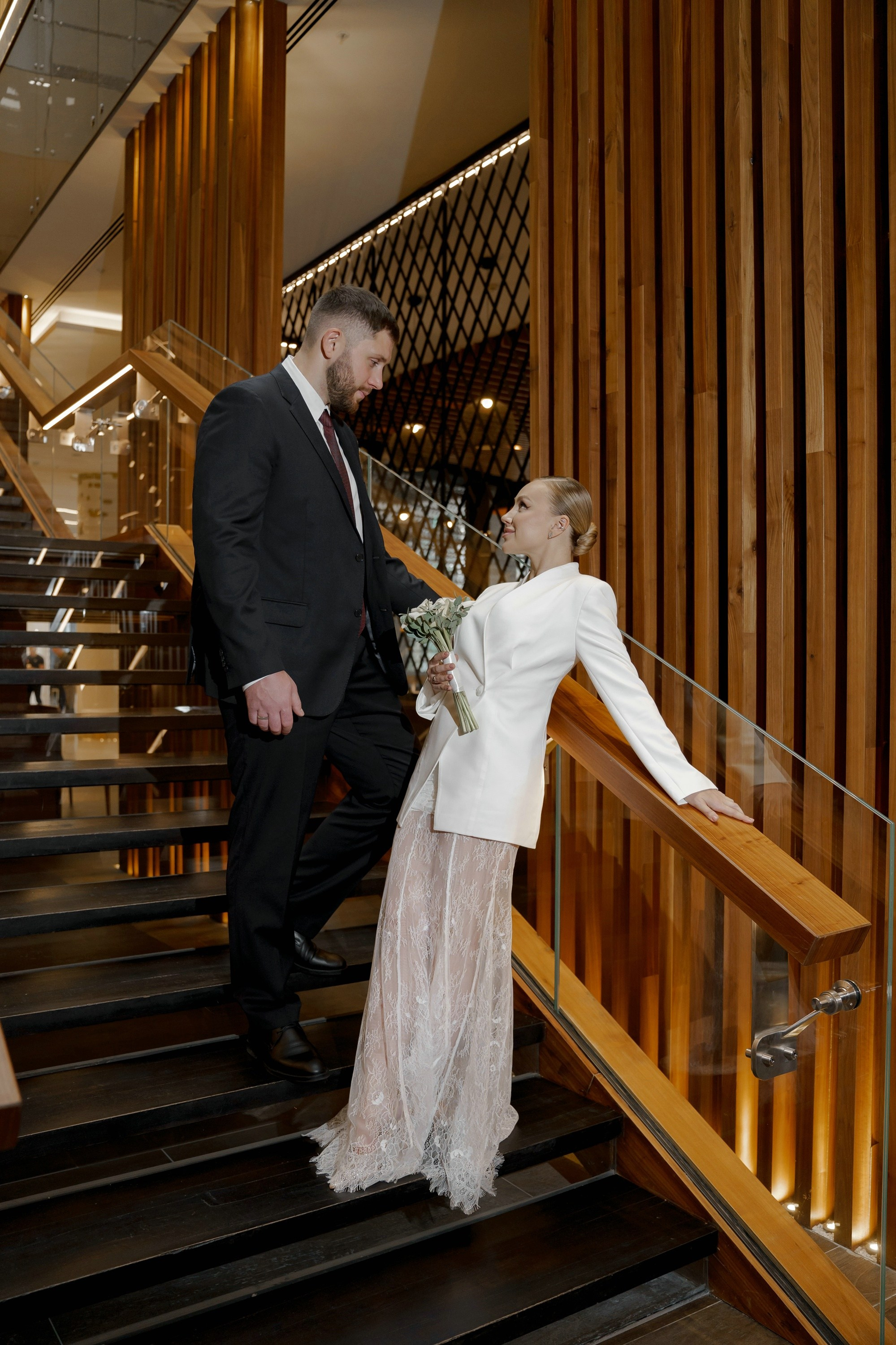 Свадебная фотосессия на лестнице отеля Radisson Blu Olympiyskiy