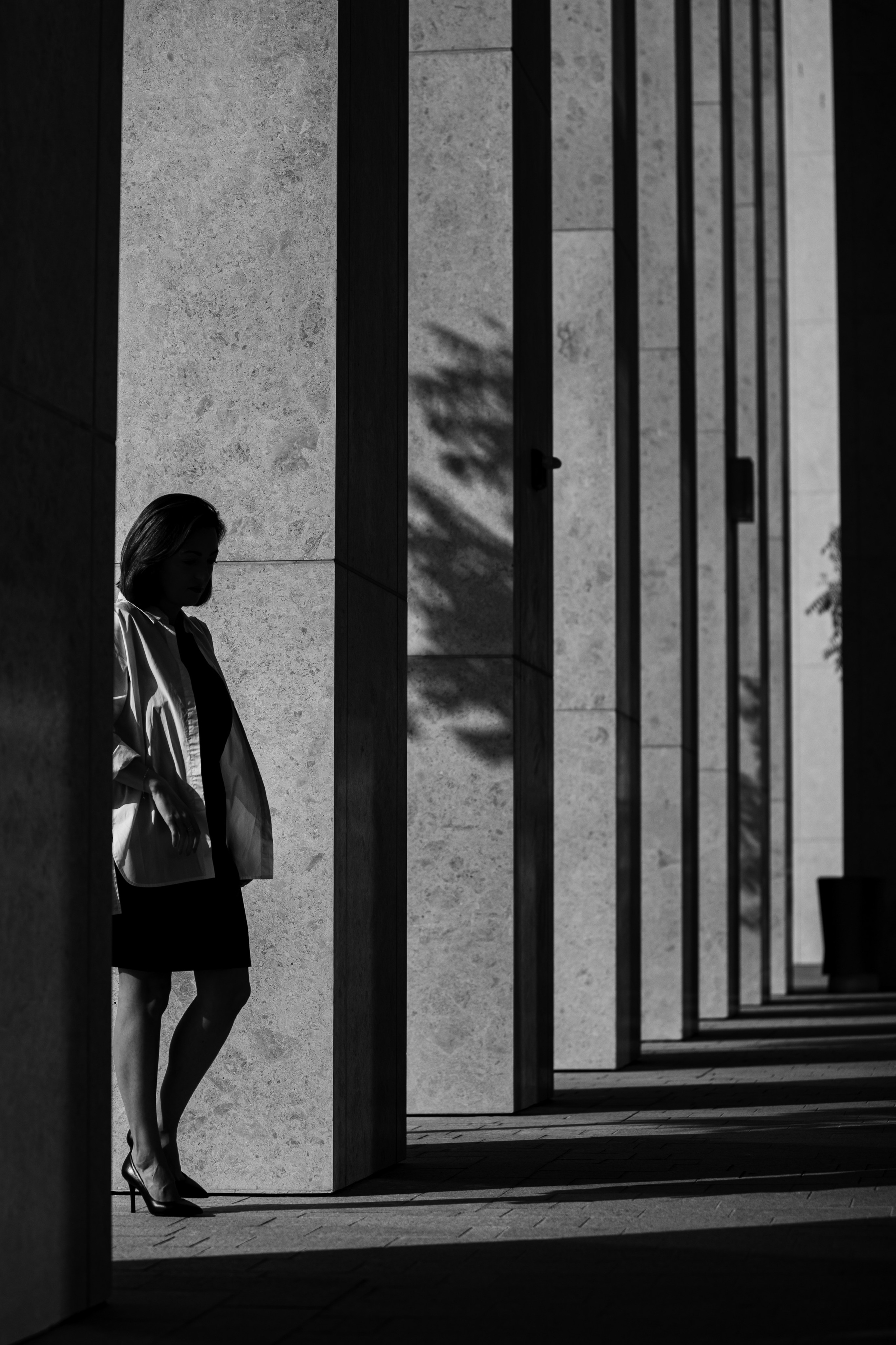 ЧБ стрит портрет с глубокими тенями. Фотограф в Москве портреты | репортажи | спорт